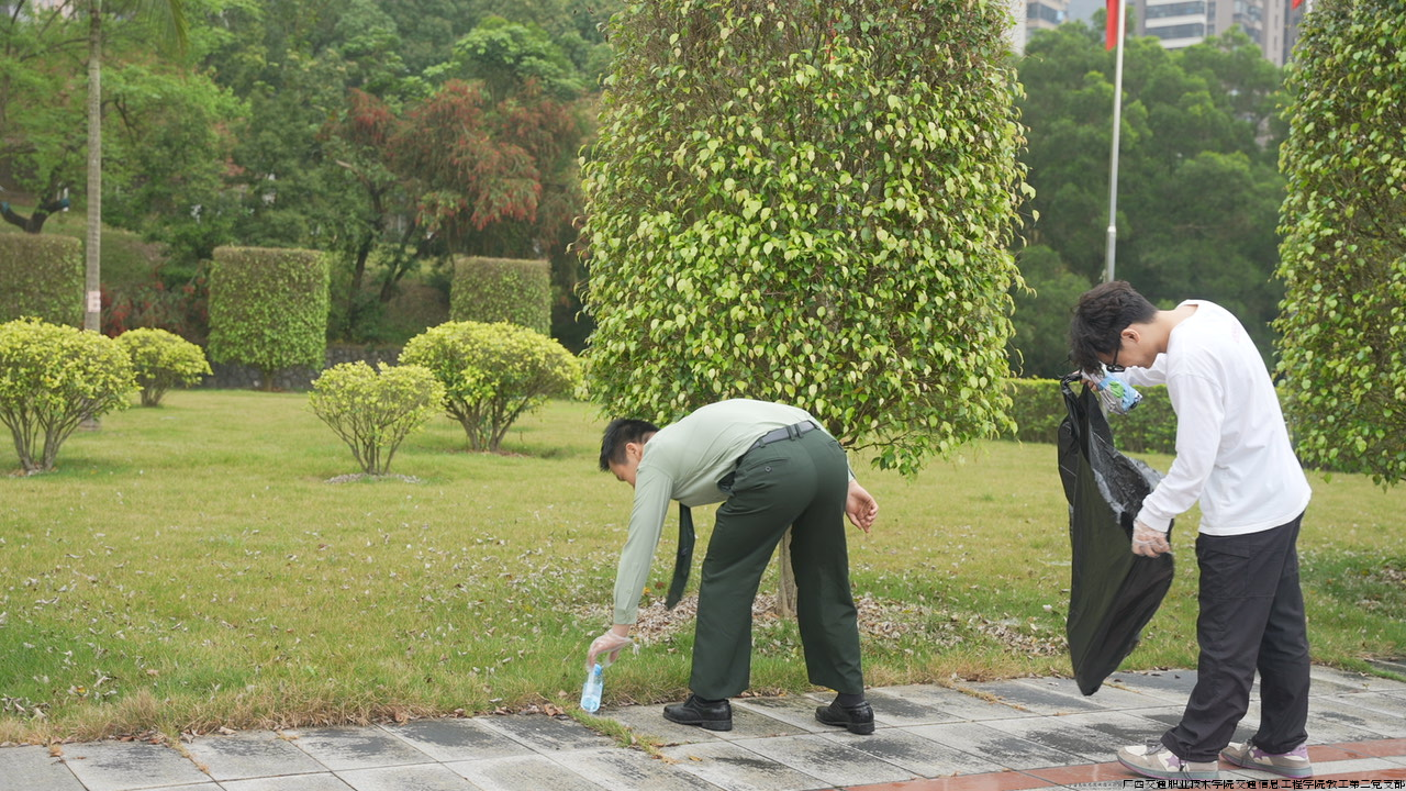 图8：学院师生共同开展志愿服务活动.png