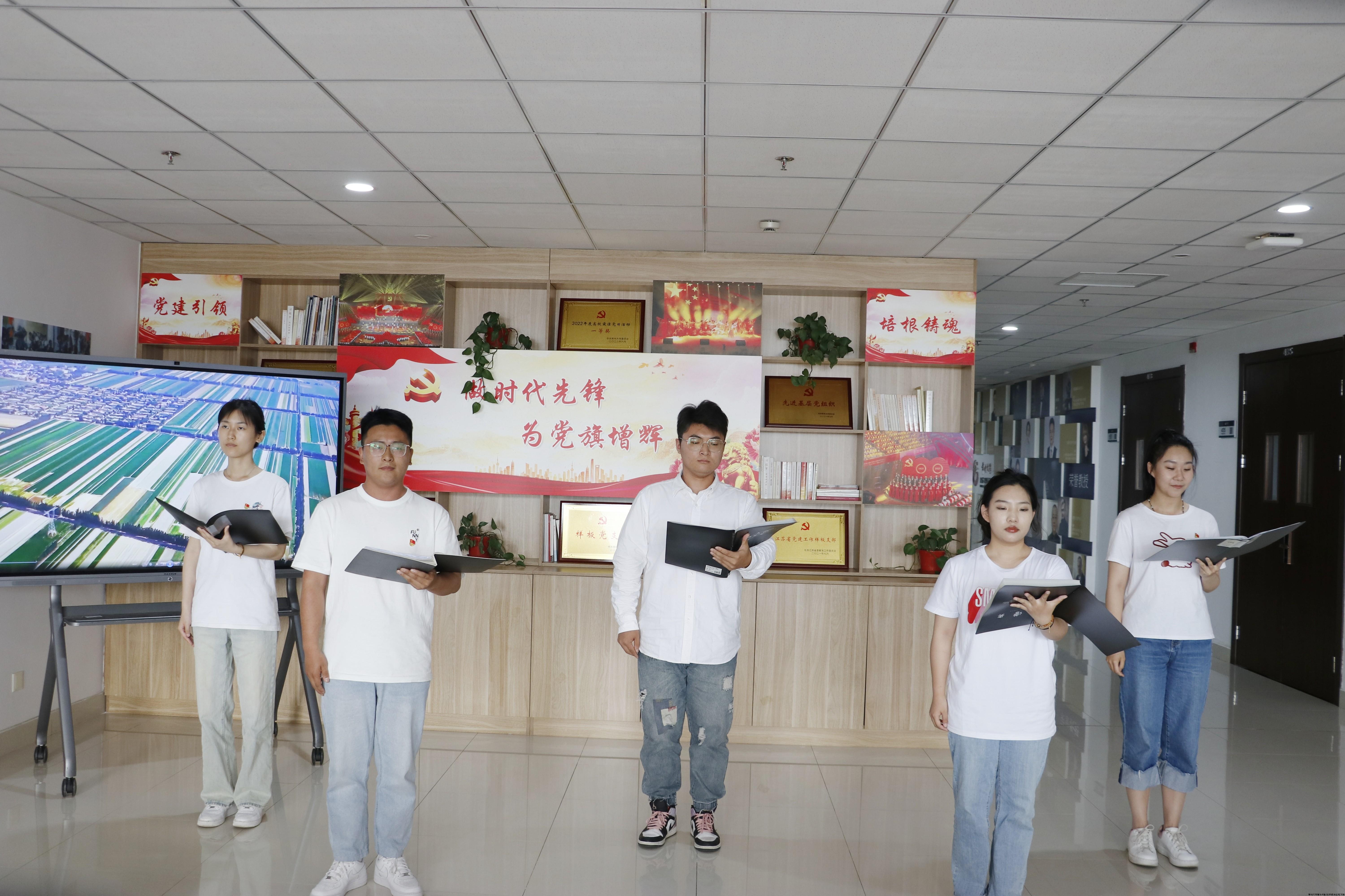 《三大纪律八项注意》(1).jpg