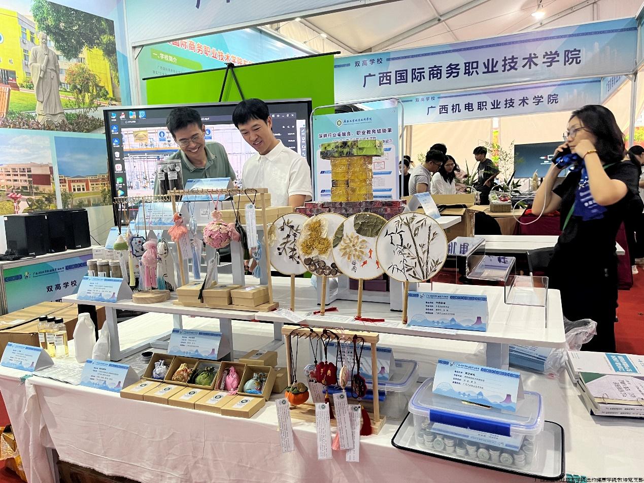 广西电力职业技术学院参展作品.jpg