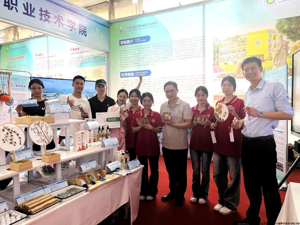 医药健康参展教师及学生团队.jpg