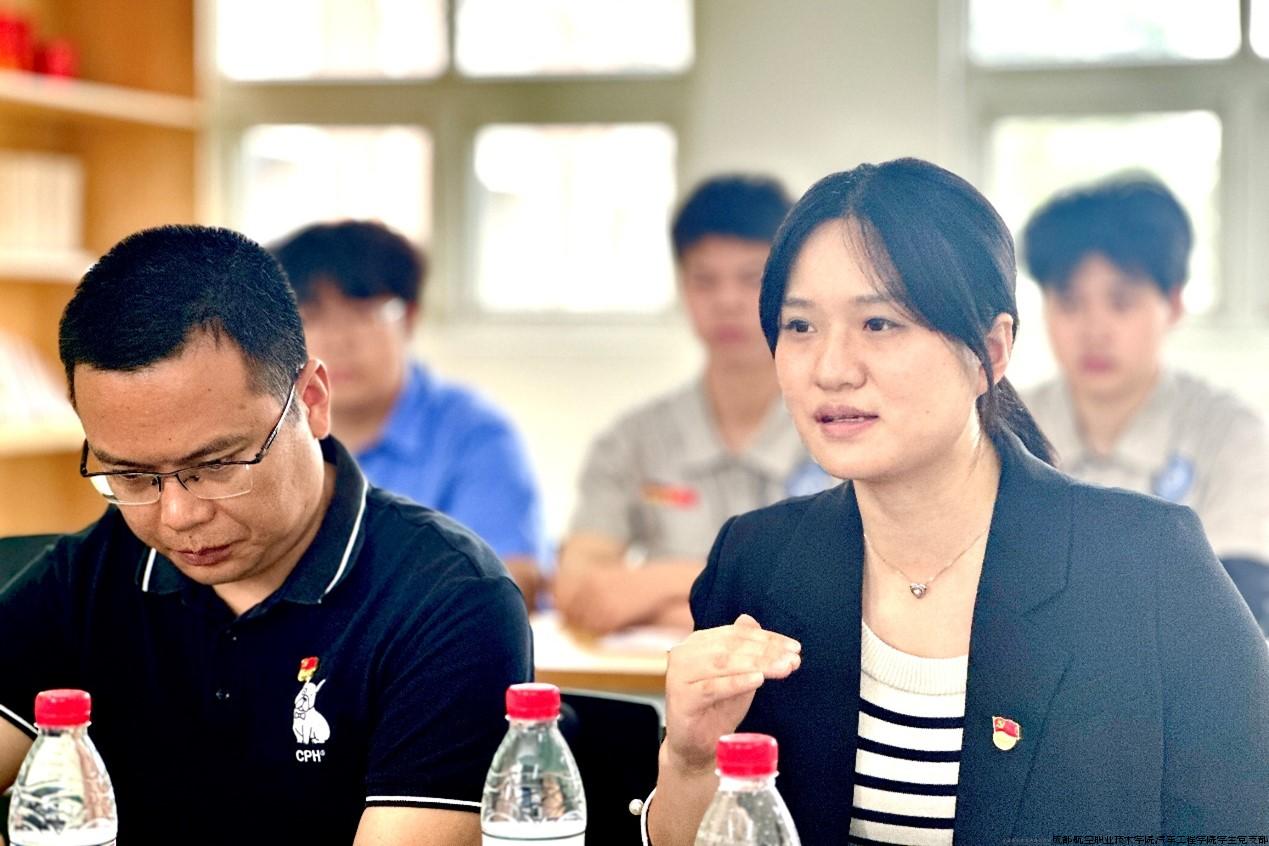 陈佳进行点评.jpg 陈佳进行点评.jpg