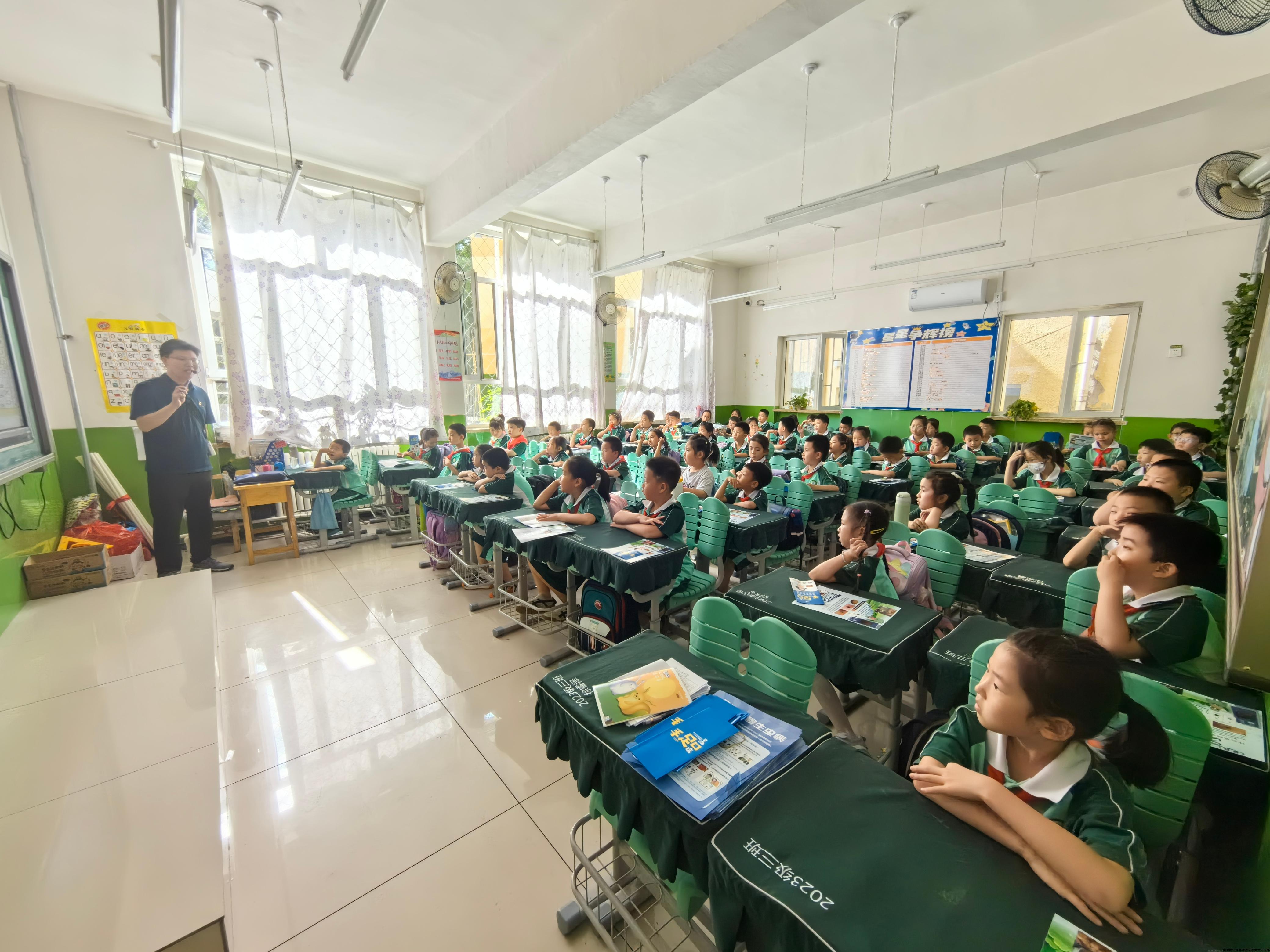 图2同学们认真聆听传染病及其防控知识.jpg