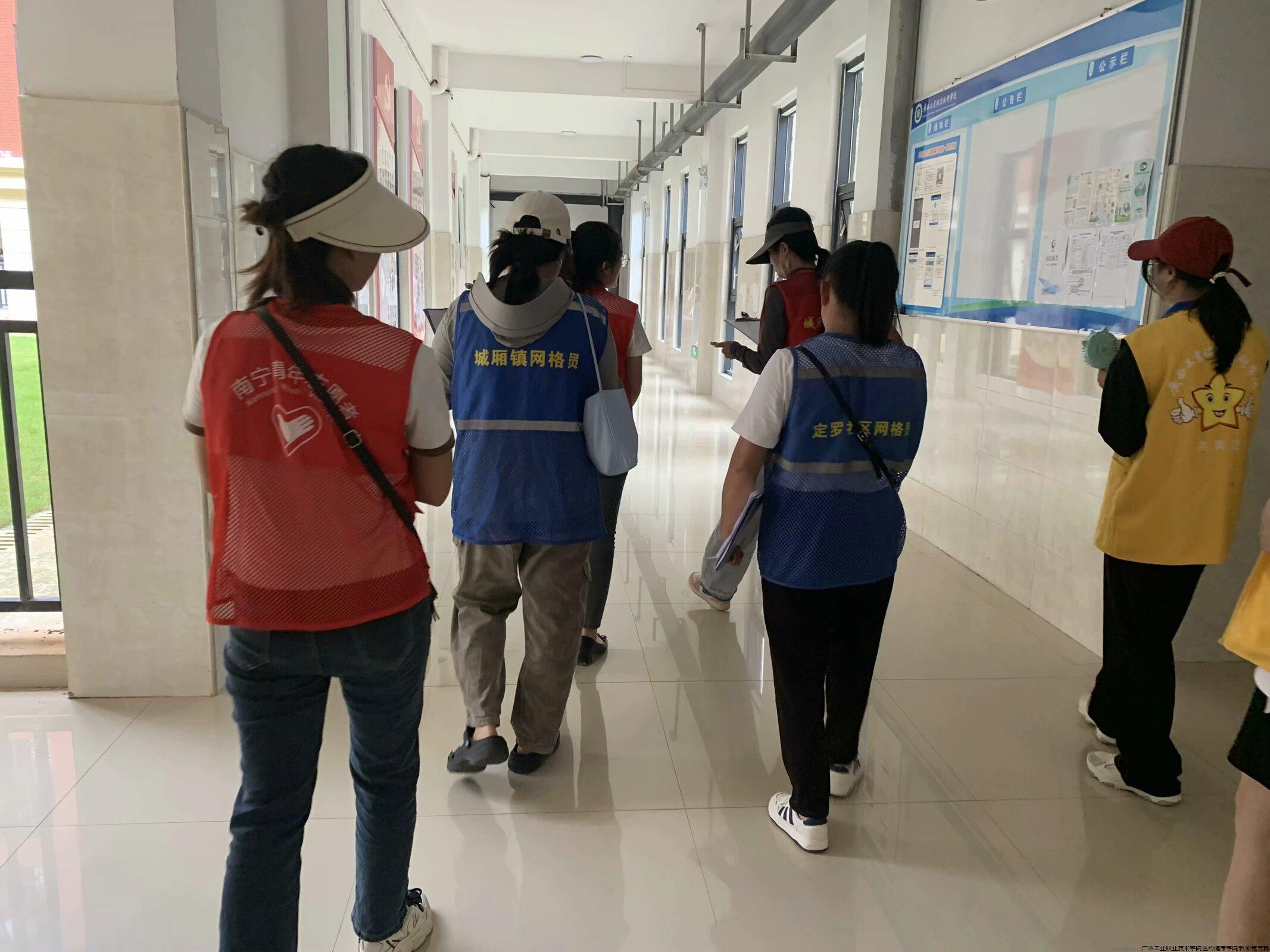 定罗社区志愿者进学生宿舍进行反诈宣传.jpg