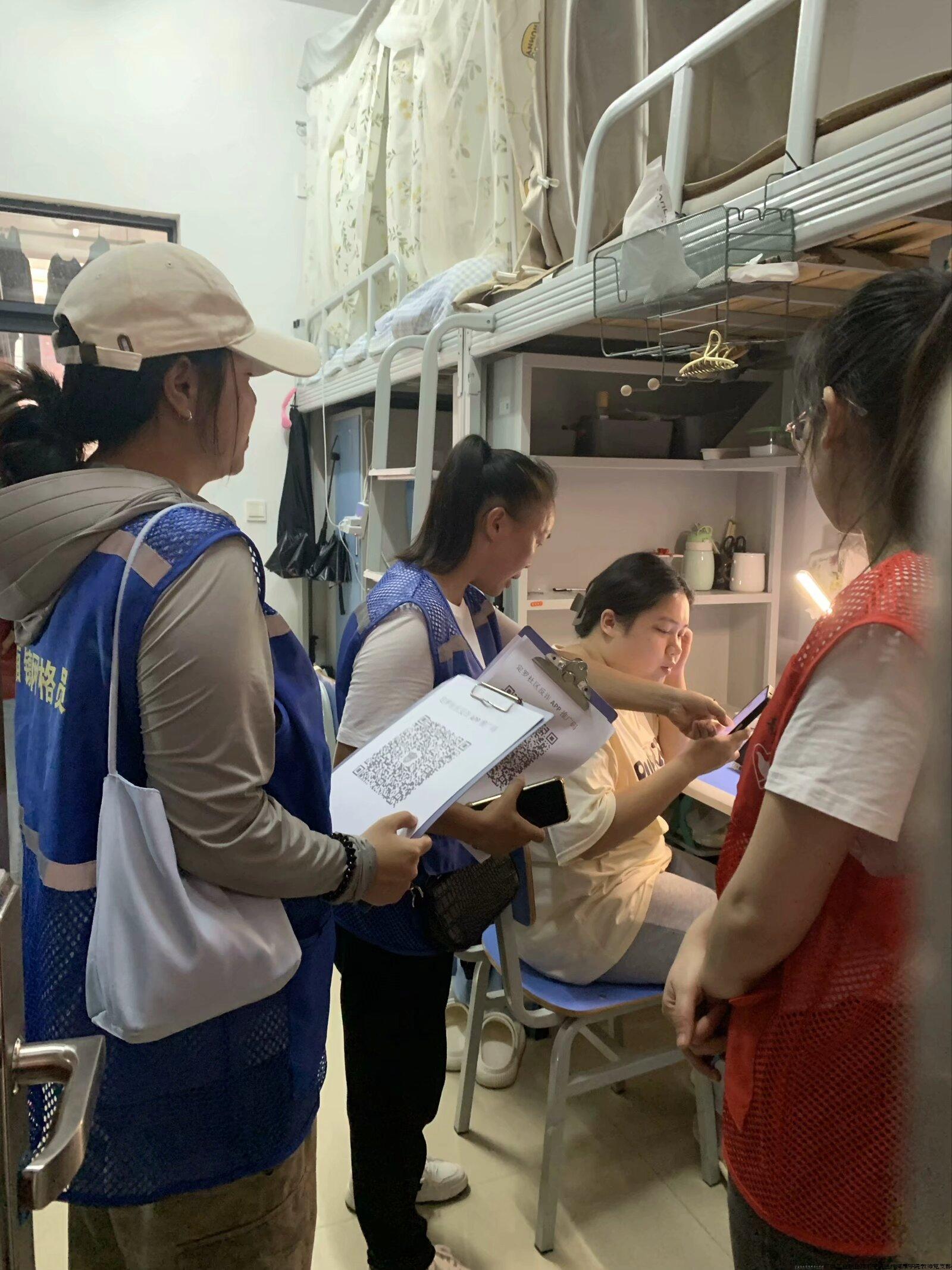 定罗社区志愿者向学生介绍如何下载“国家反诈中心”APP.jpg