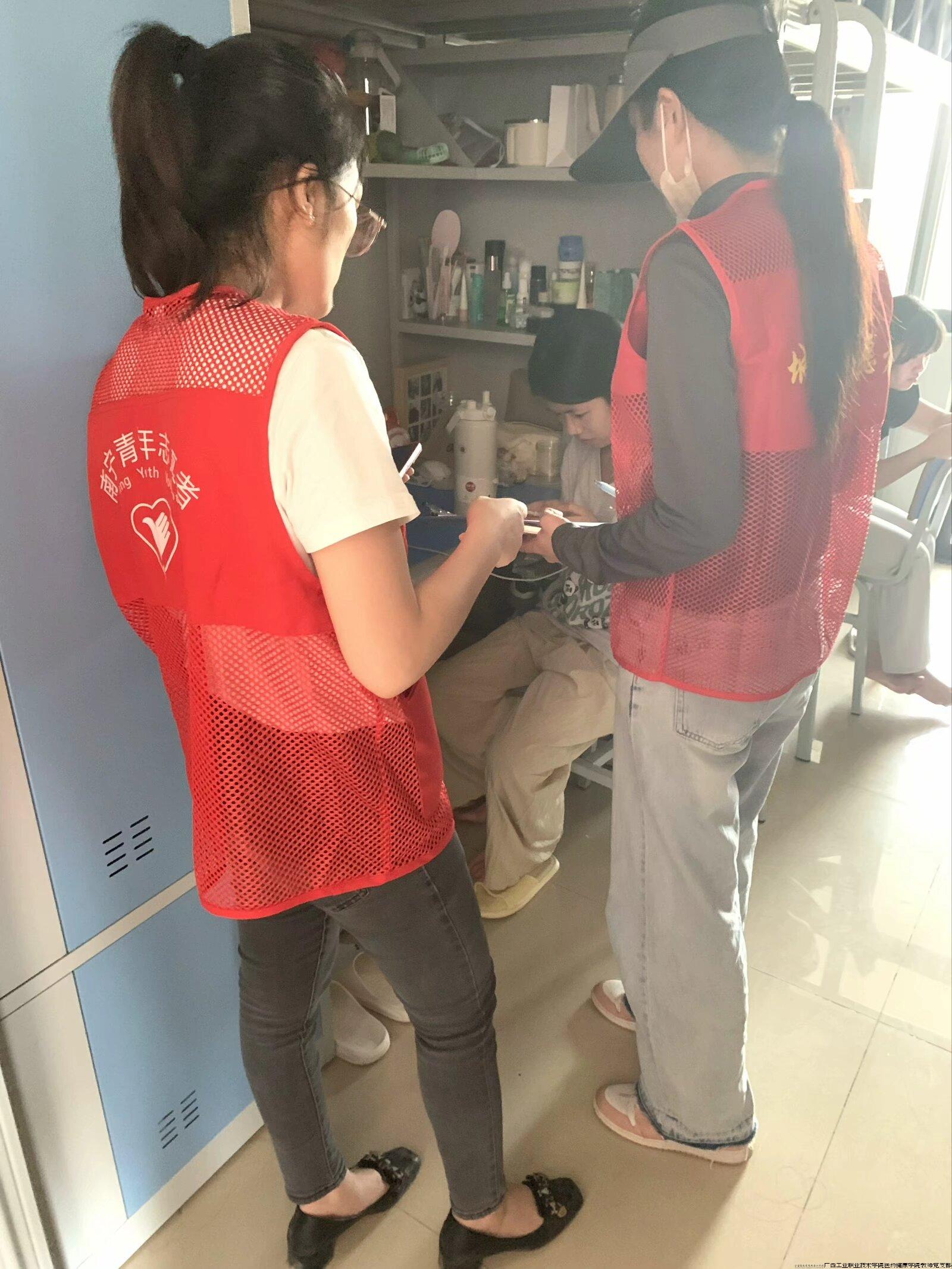 定罗社区志愿者向学生讲解反诈技巧.jpg