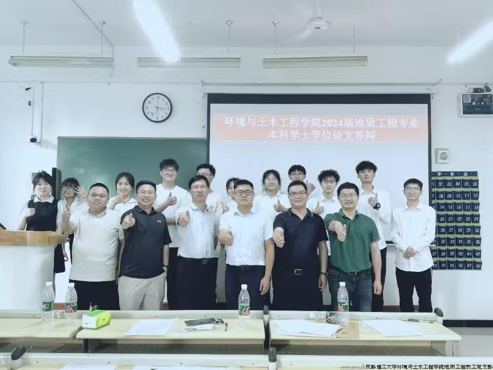 答辩小组专家及学生合影1.jpg