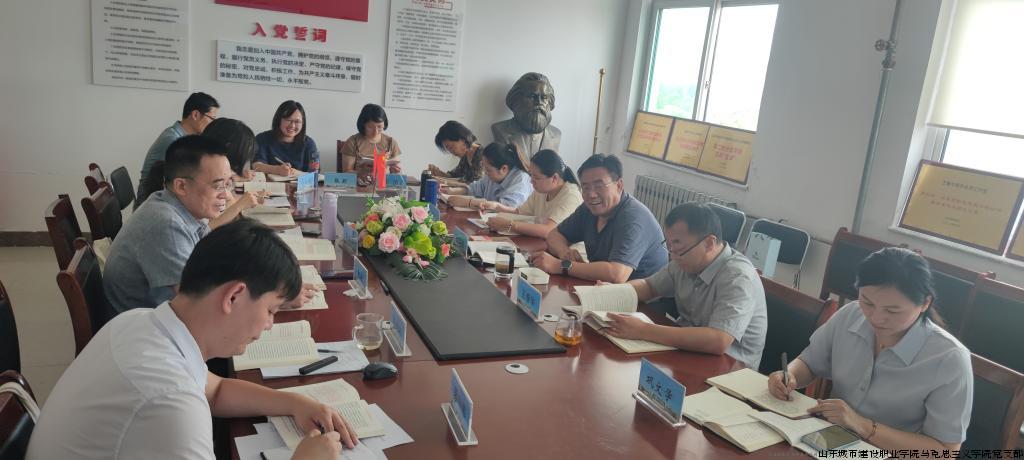 集体备课会现场.jpg