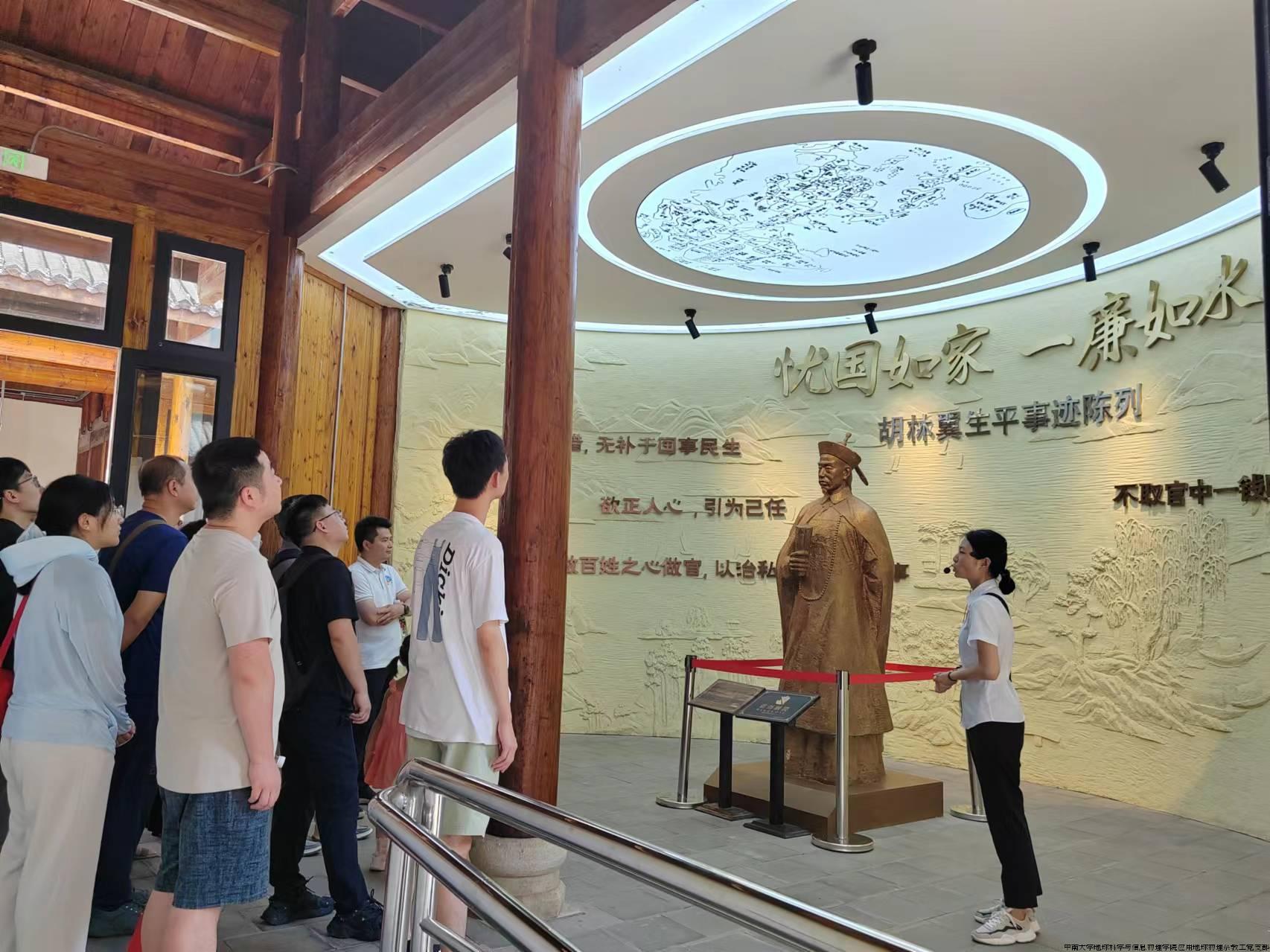 图2 党员们认真学习胡林翼的家国情怀和廉洁奉公精神.jpg