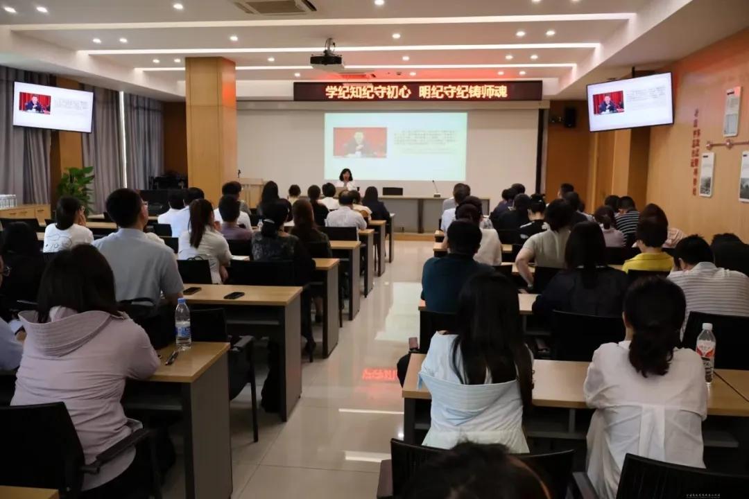 听取专题讲座.jpg