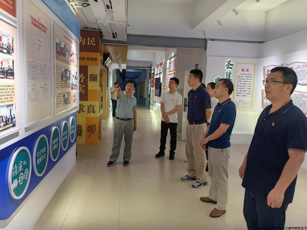 学校办公室党支部参观廉政文化长廊.jpg