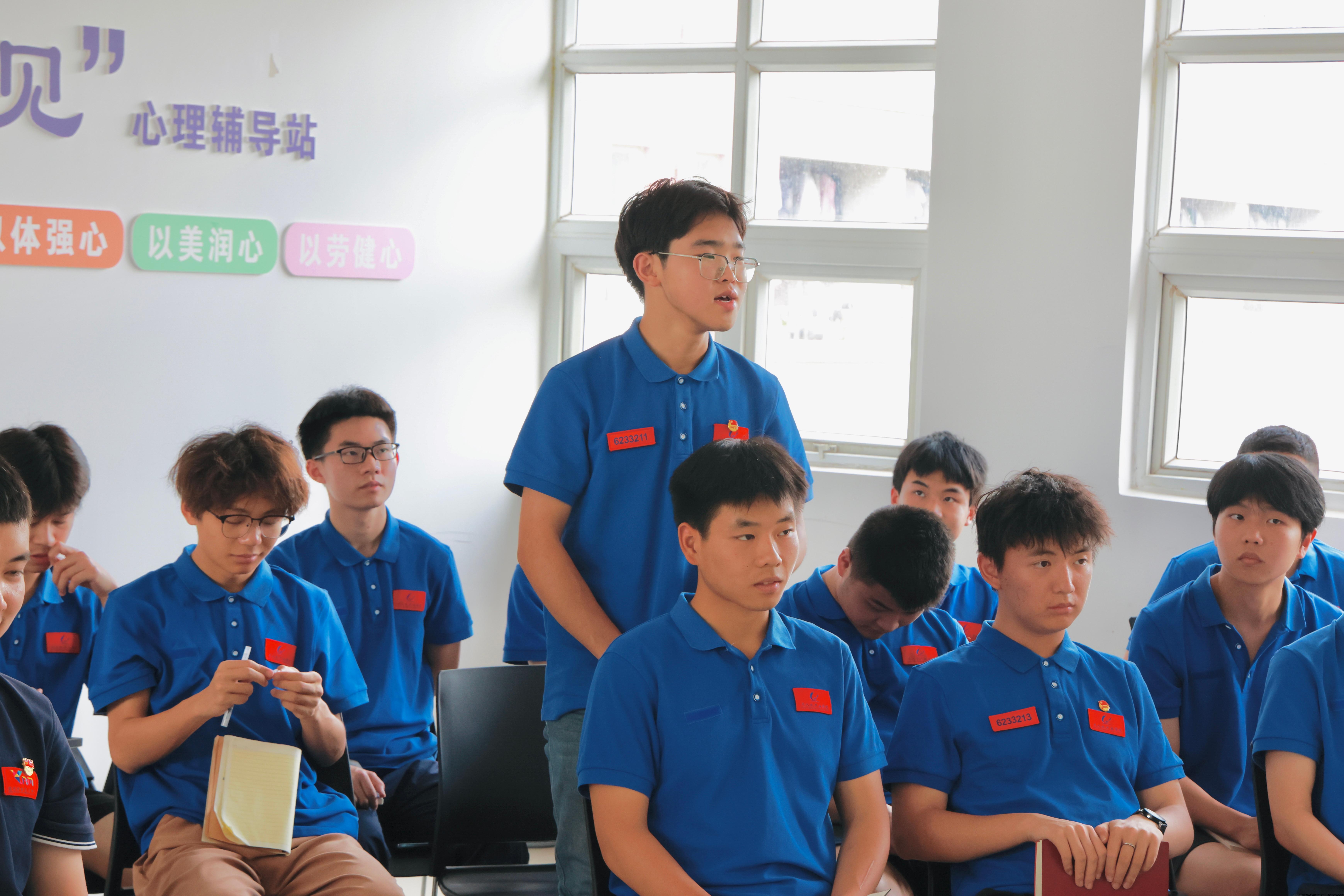 在场学生进行提问.jpg