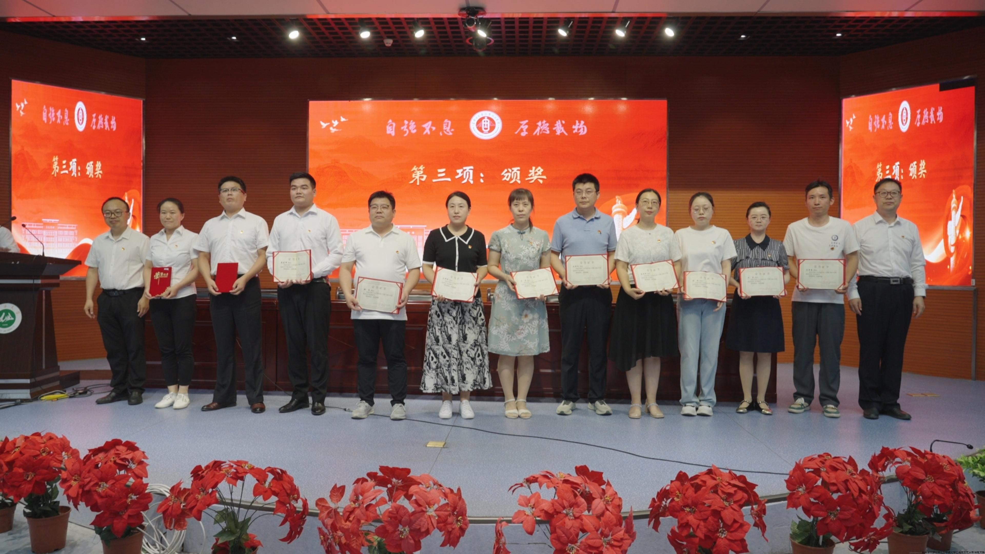 优秀党员+党务工作者.jpg 优秀党员+党务工作者.jpg