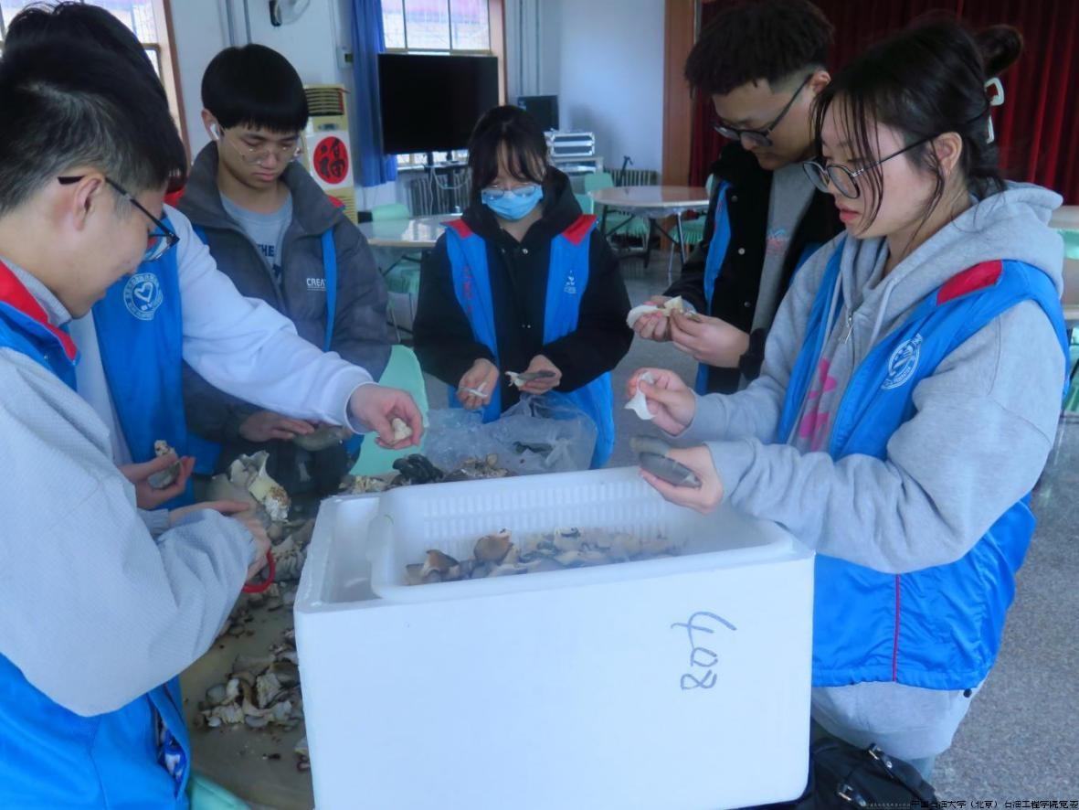 在昌平爱地敬老院开展送温暖活动.jpg