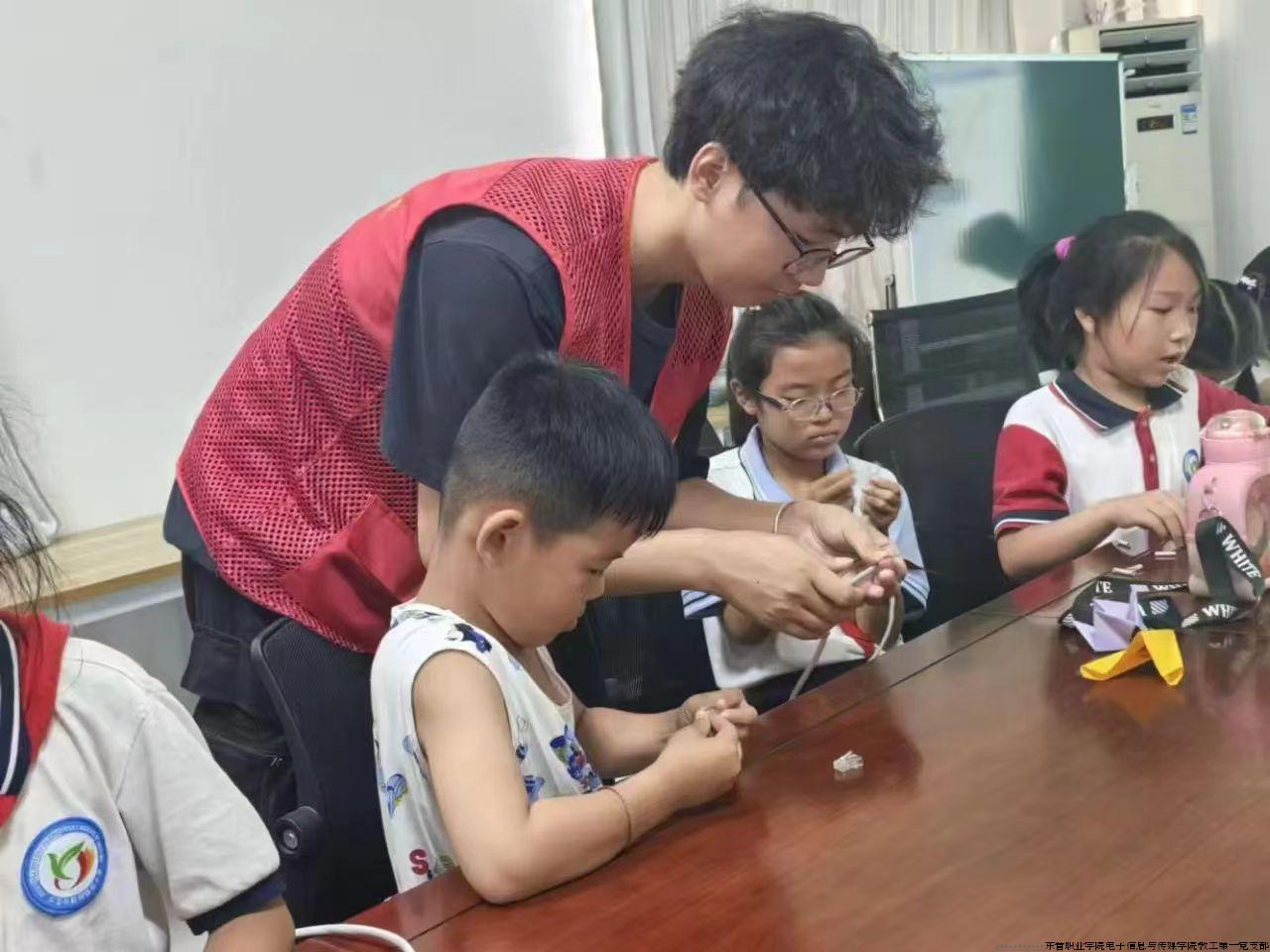 电子信息与传媒学院 开展“少儿网络技术科普”社会实践活动2.jpg