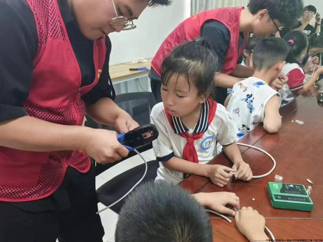 电子信息与传媒学院 开展“少儿网络技术科普”社会实践活动3.jpg