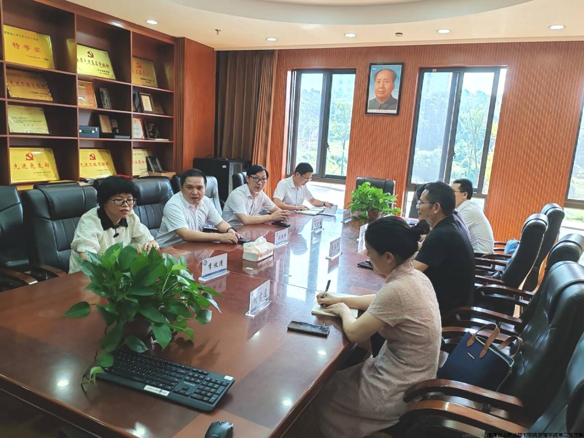 与湘潭大学马克思主义学院领导和教师沟通交流.jpg