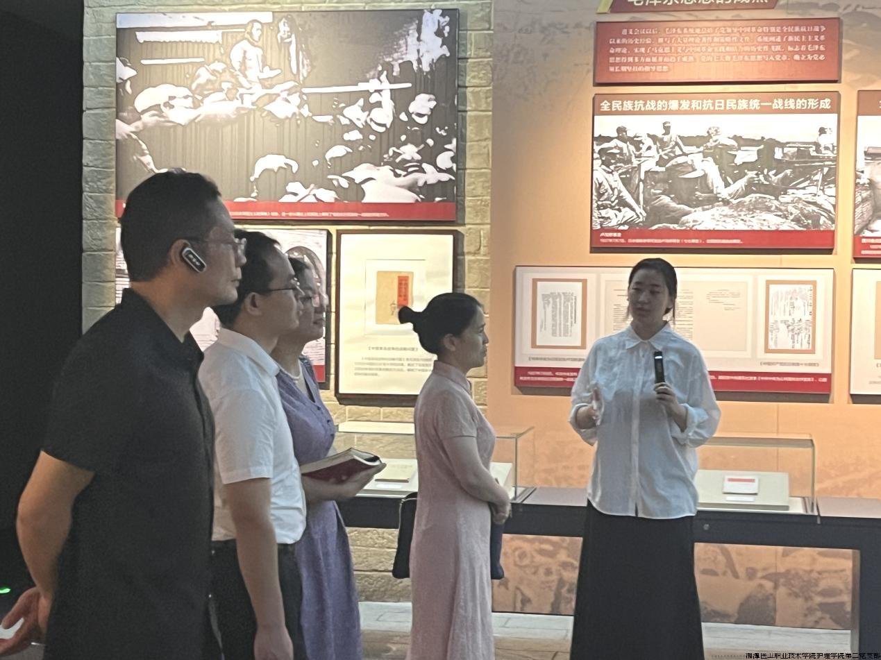 参观湘潭大学毛泽东思想专题展展馆.jpg