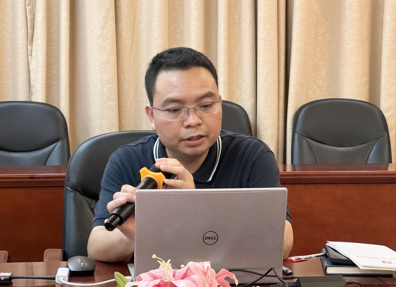谢伟峰主持活动.png