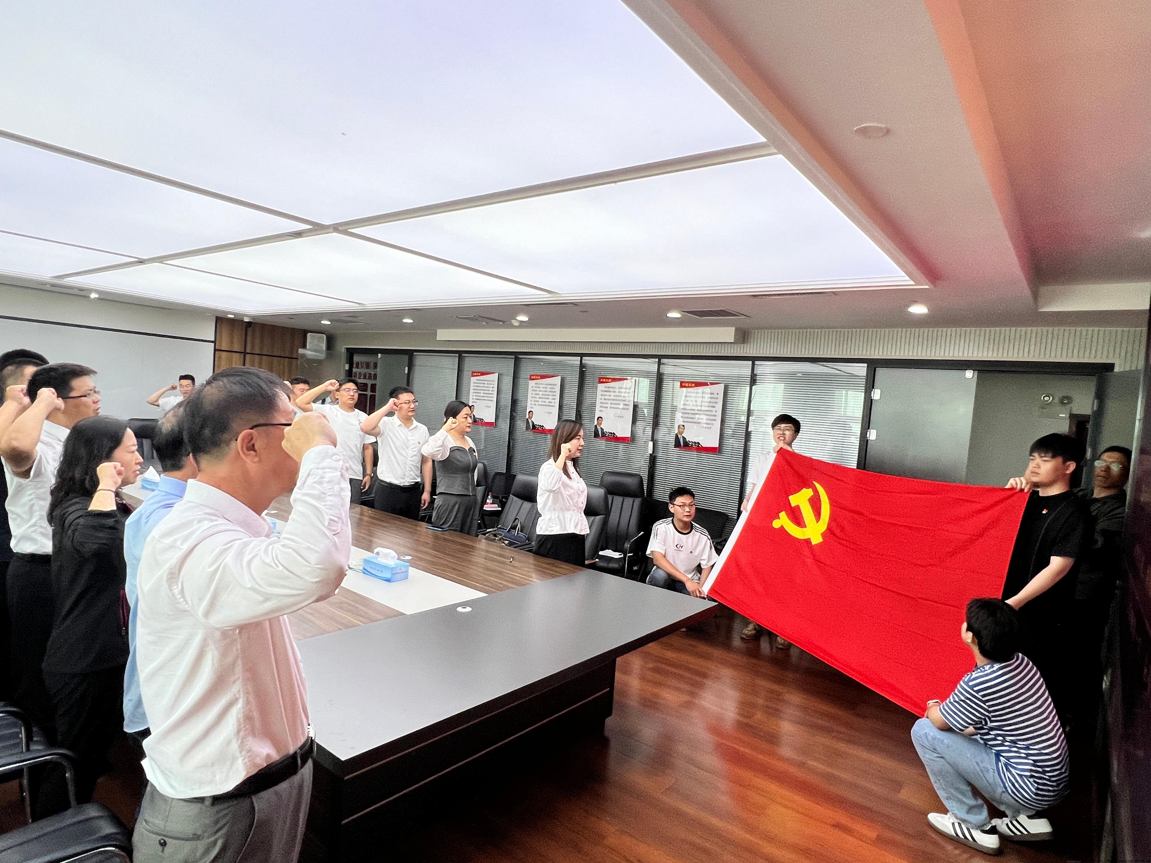 图4 全体党员重温入党誓词.jpg