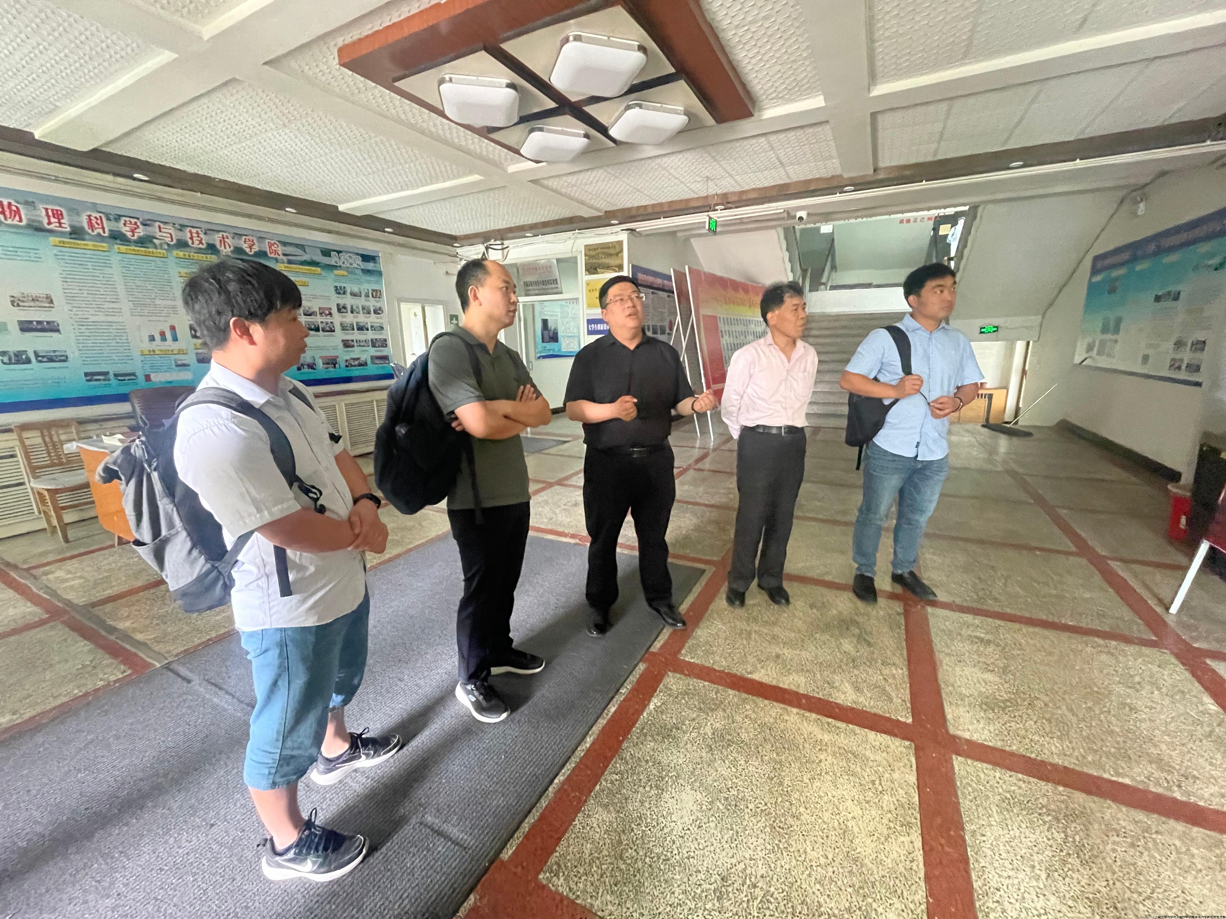 实验室参观2.jpg