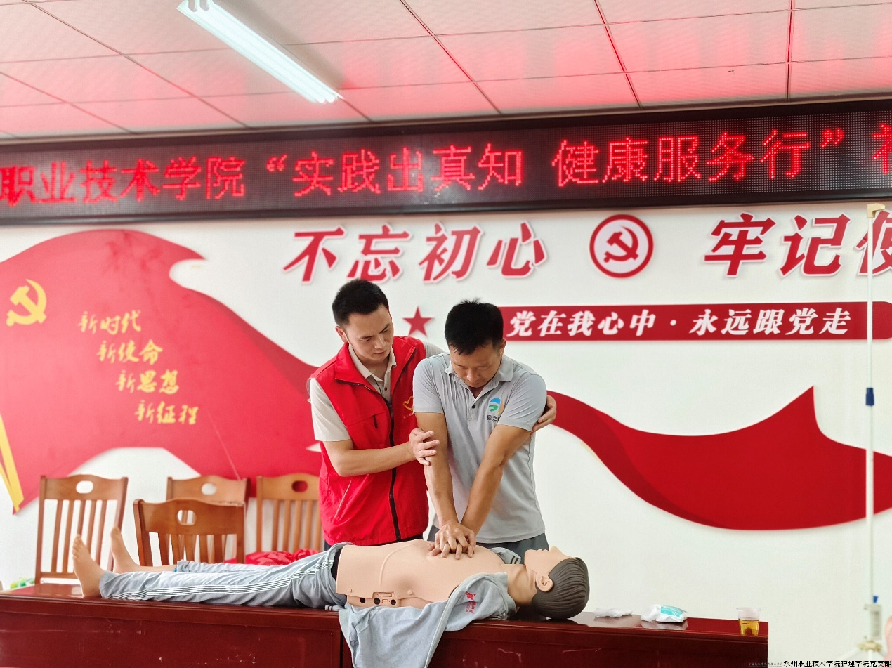 陈思辉指导村民学习.png