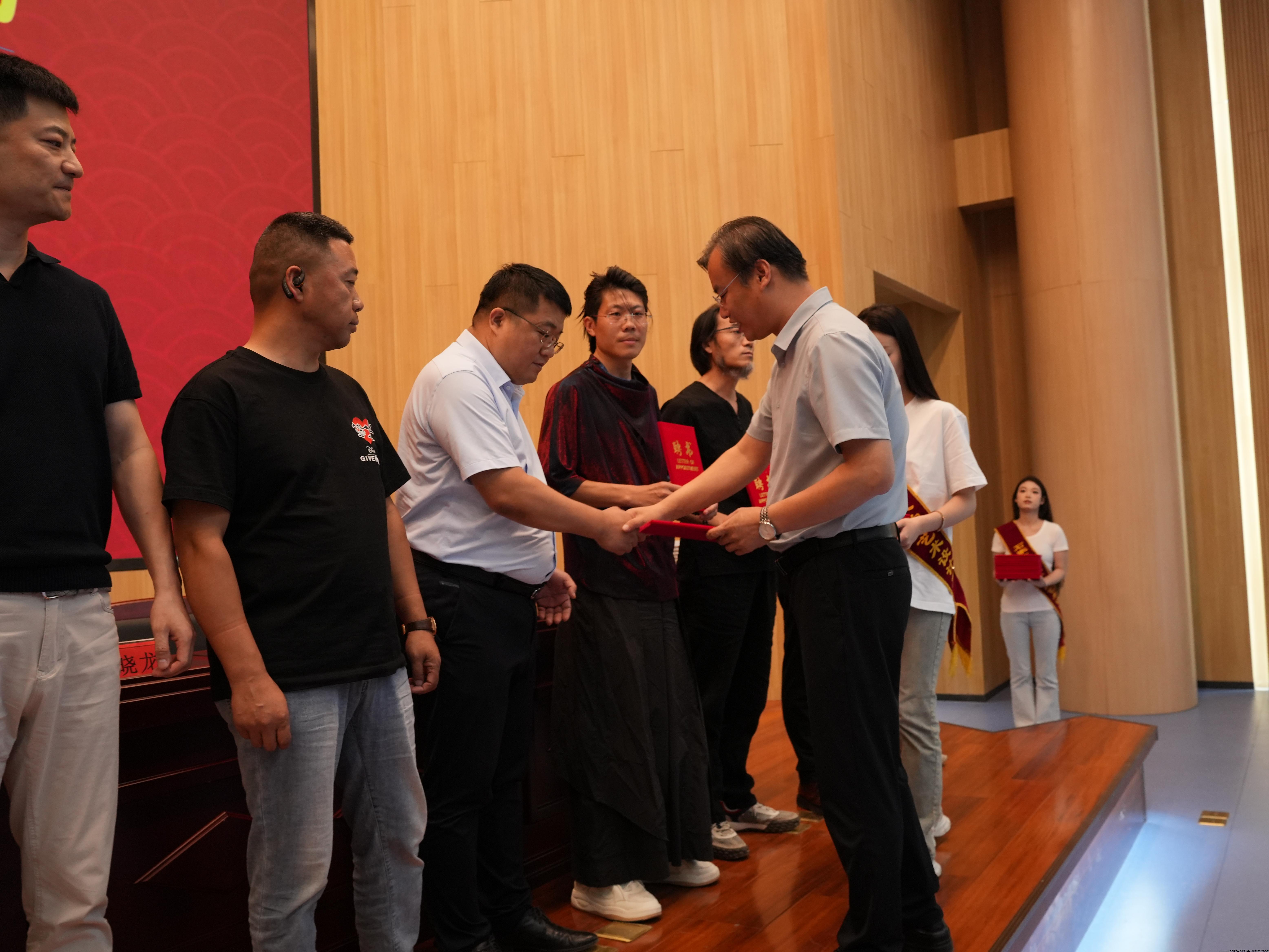 为产业导师颁发了聘书.jpg