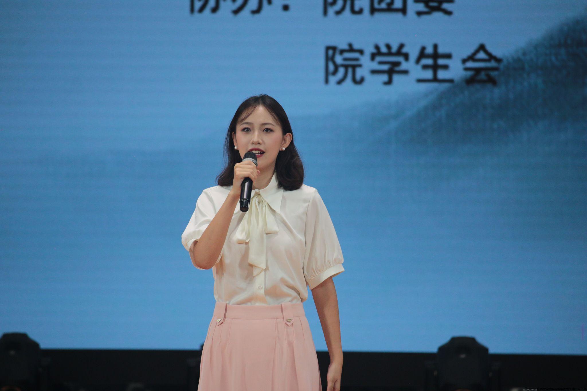 专业个人组闫雨菡朗诵《致橡树》