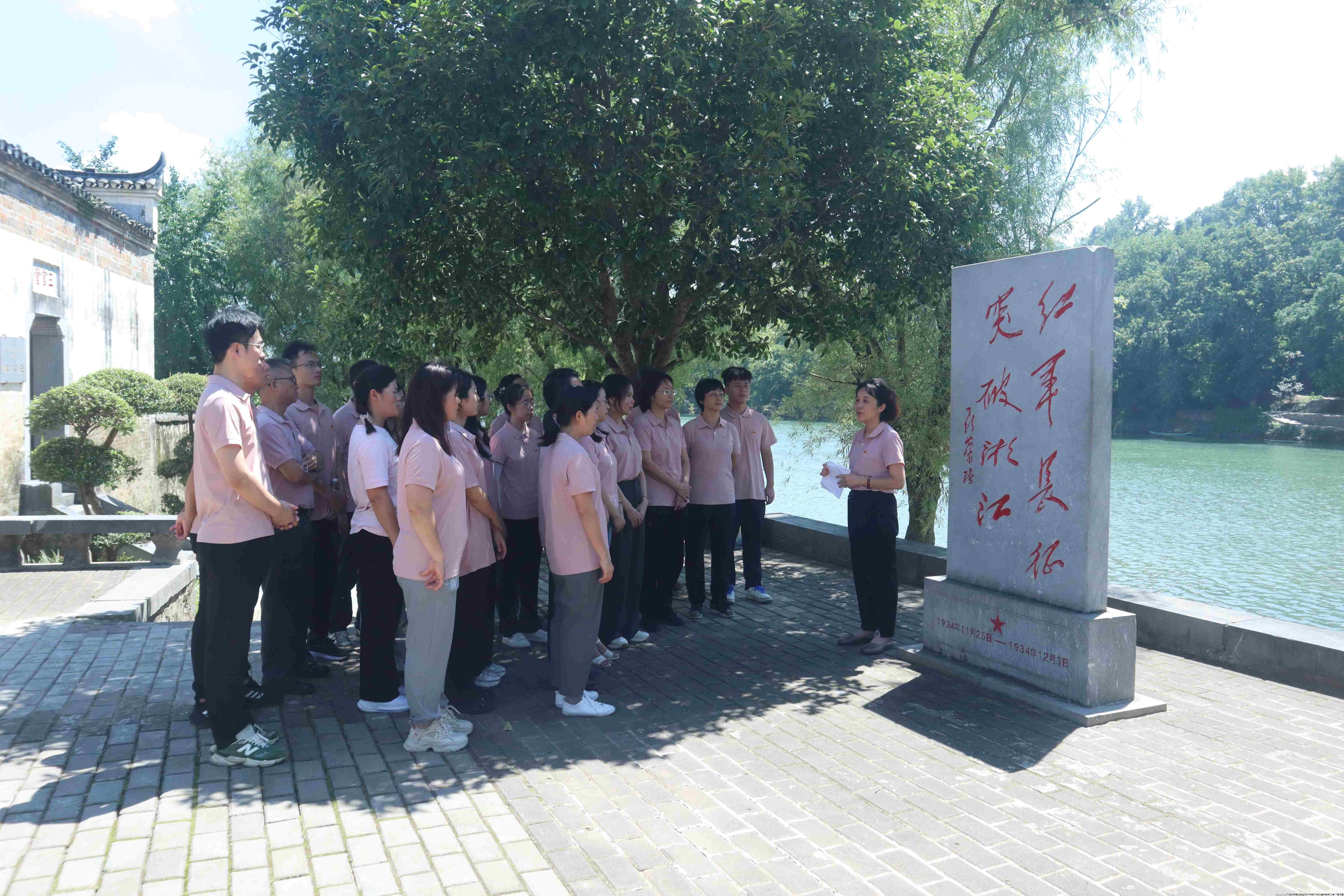 学院党总支书记余金凤上微党课.jpg