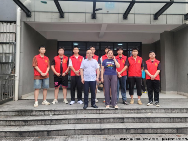 机电工程学院小齿轮志愿队合照_副本.png