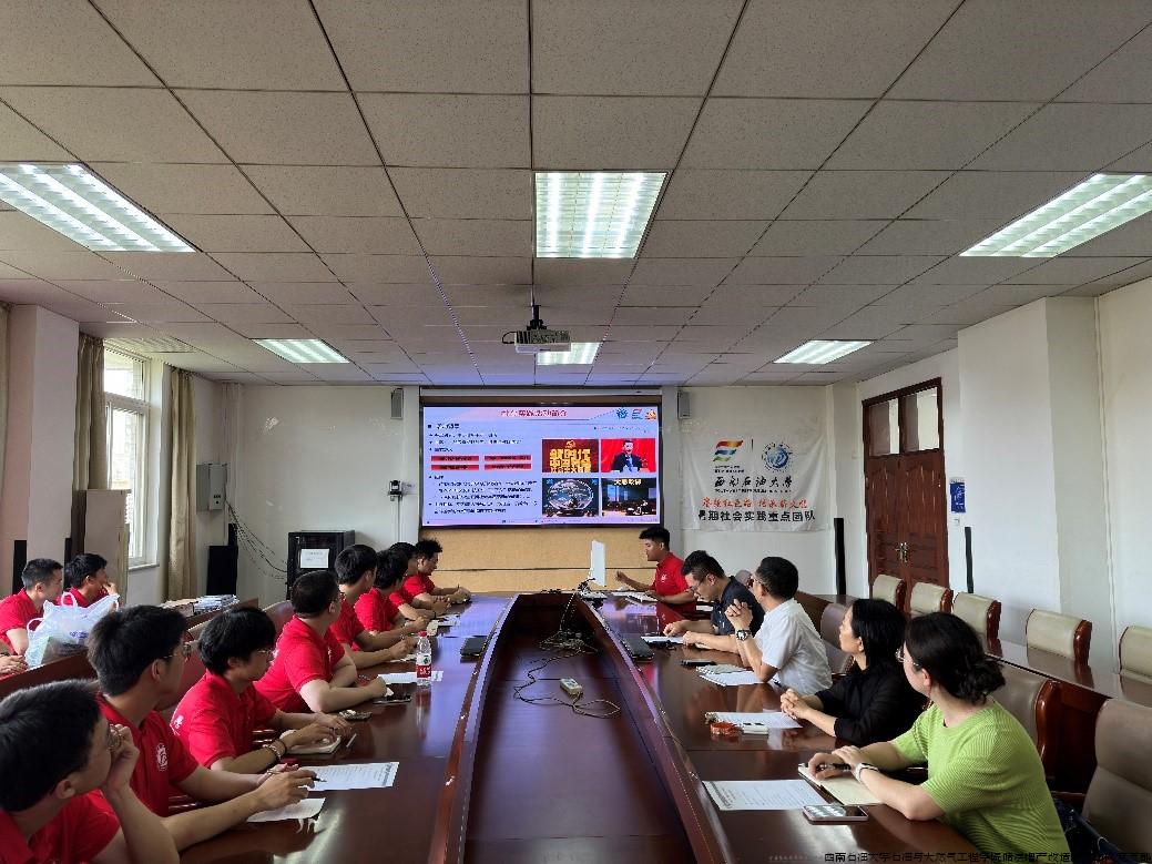 图为邓银鑫介绍社会实践的背景和概况。.jpg