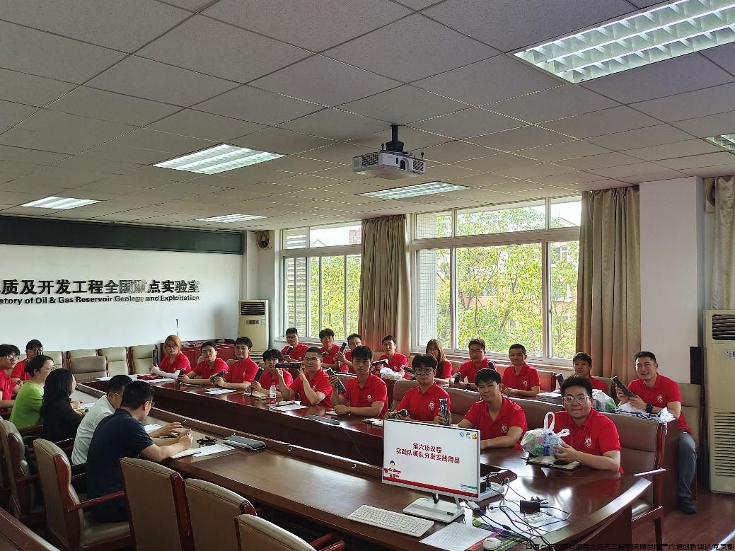 图为实践队分发实践用品和应急药物。.jpg
