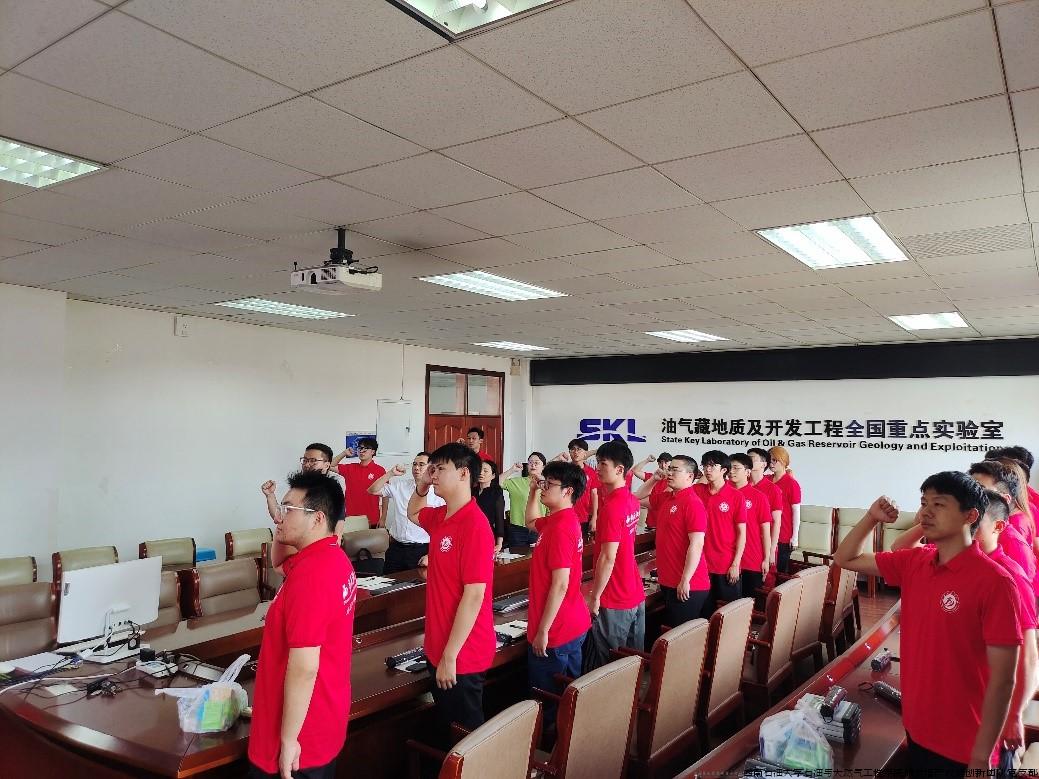 图为实践队全体师生宣誓。.jpg