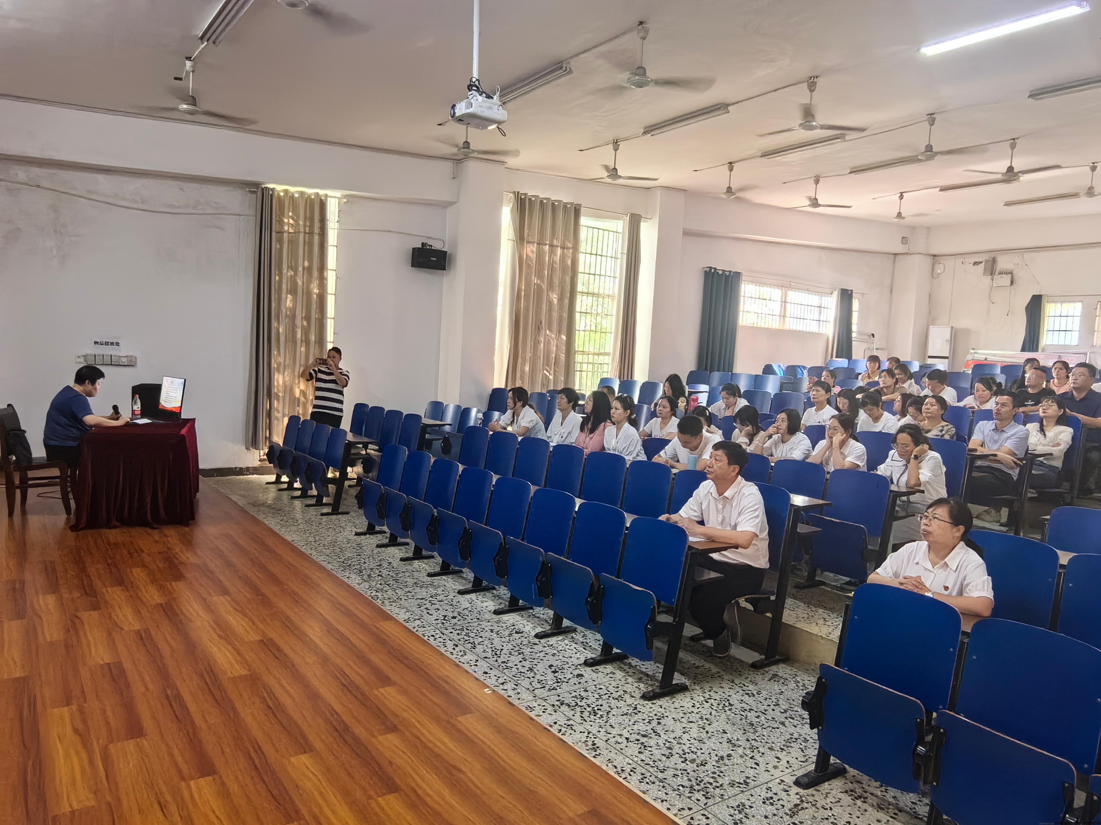 郑校长上党课.jpg