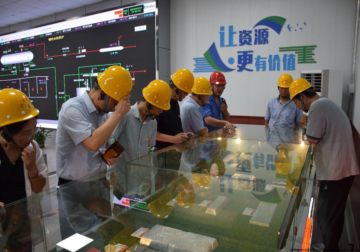 图2 参观产品展示.jpg