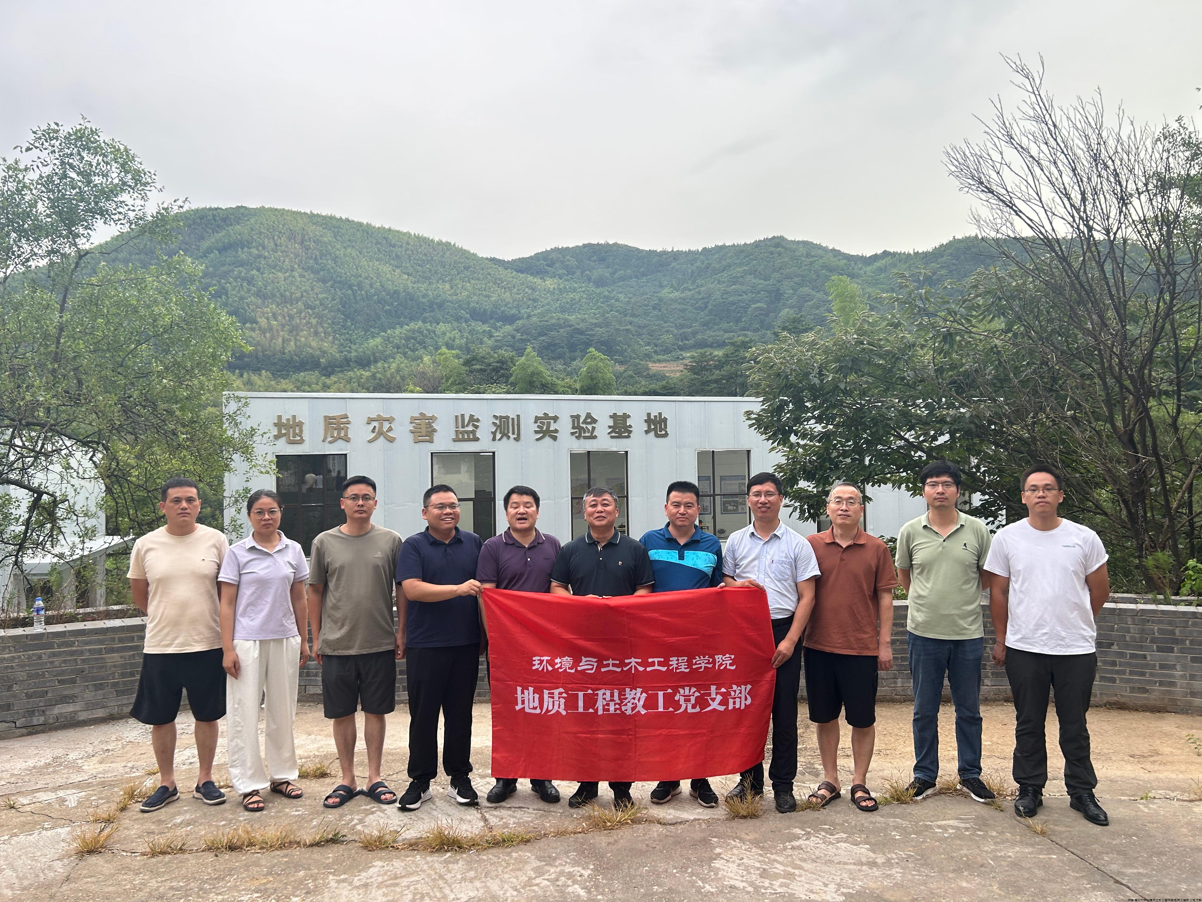 在湾里地灾监测实验基地与储小东所长等合影.jpg