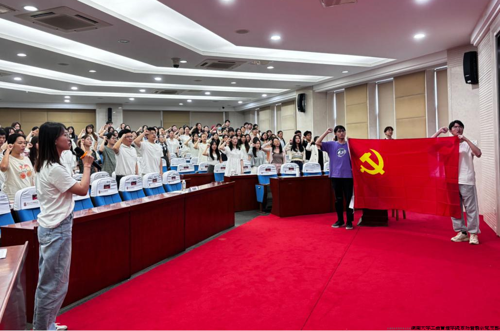 毕业生党员重温入党誓词.png