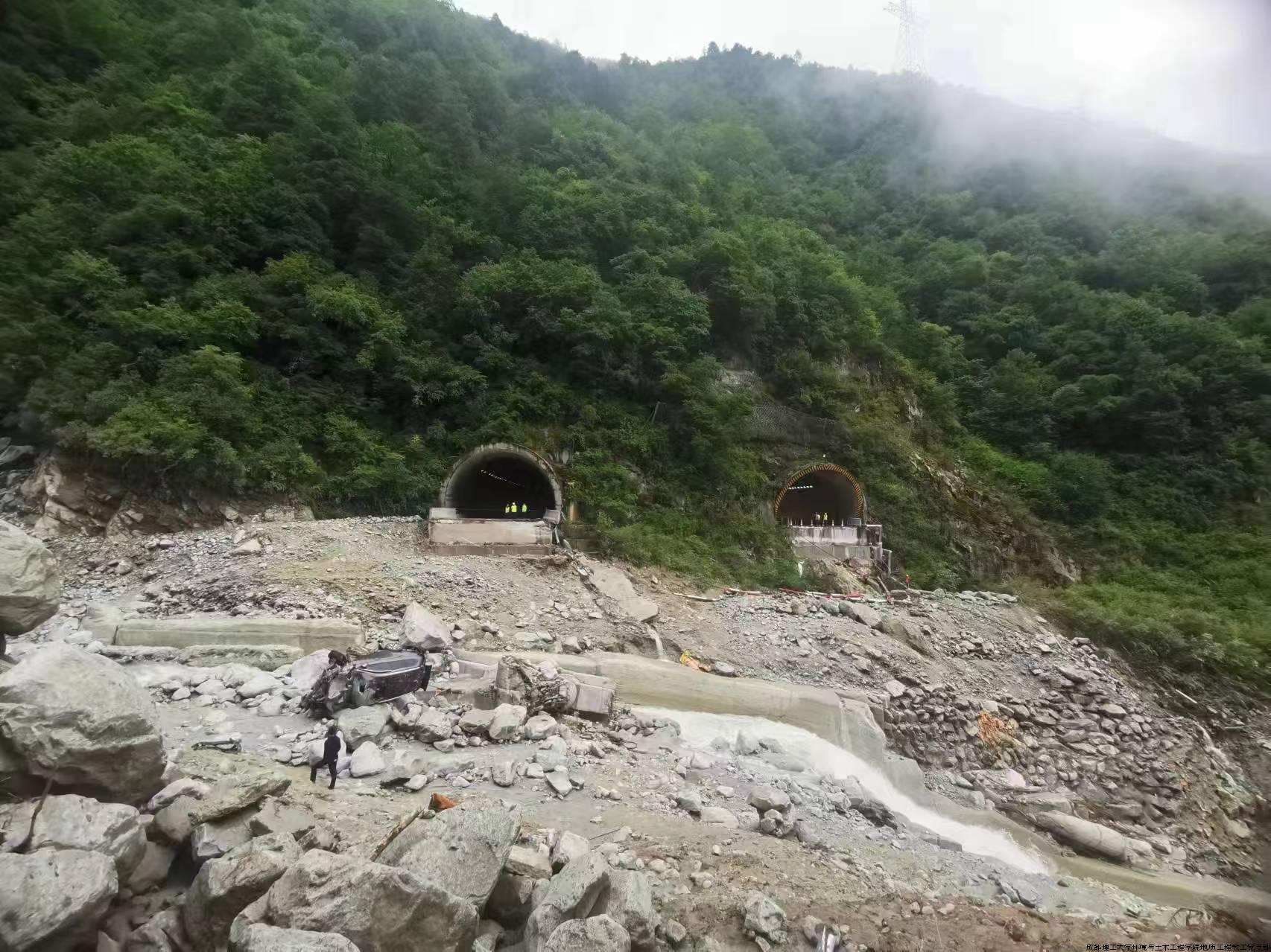图1 “8.03”特大山洪泥石流灾害导致雅康高速日地沟1号及2号隧道桥梁破坏.jpg