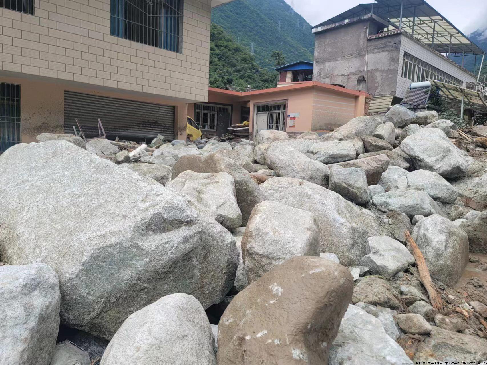 图2 泥石流冲入康定姑咱镇日地村掩埋房屋.jpg