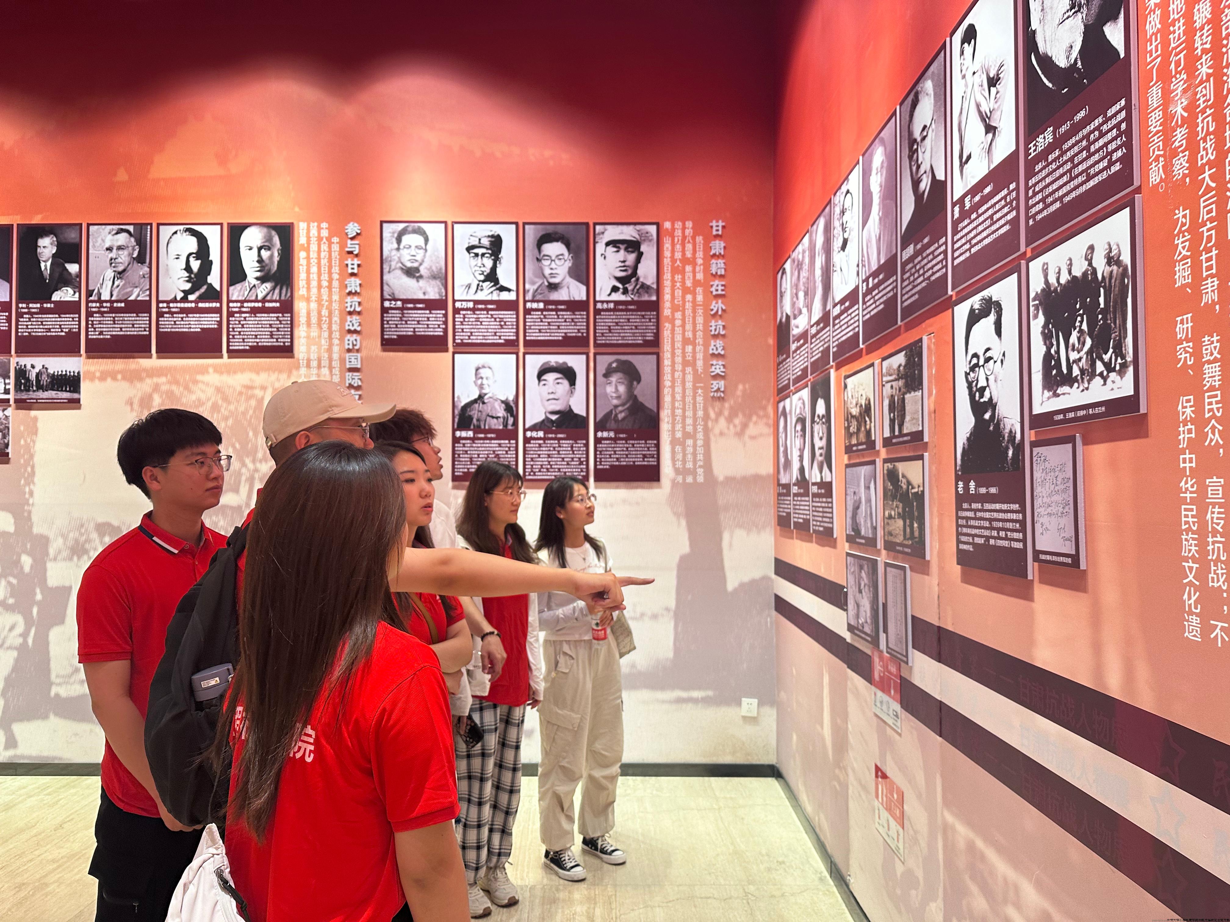 图1 实践队员在八路军兰州办事处纪念馆参观学习.jpg