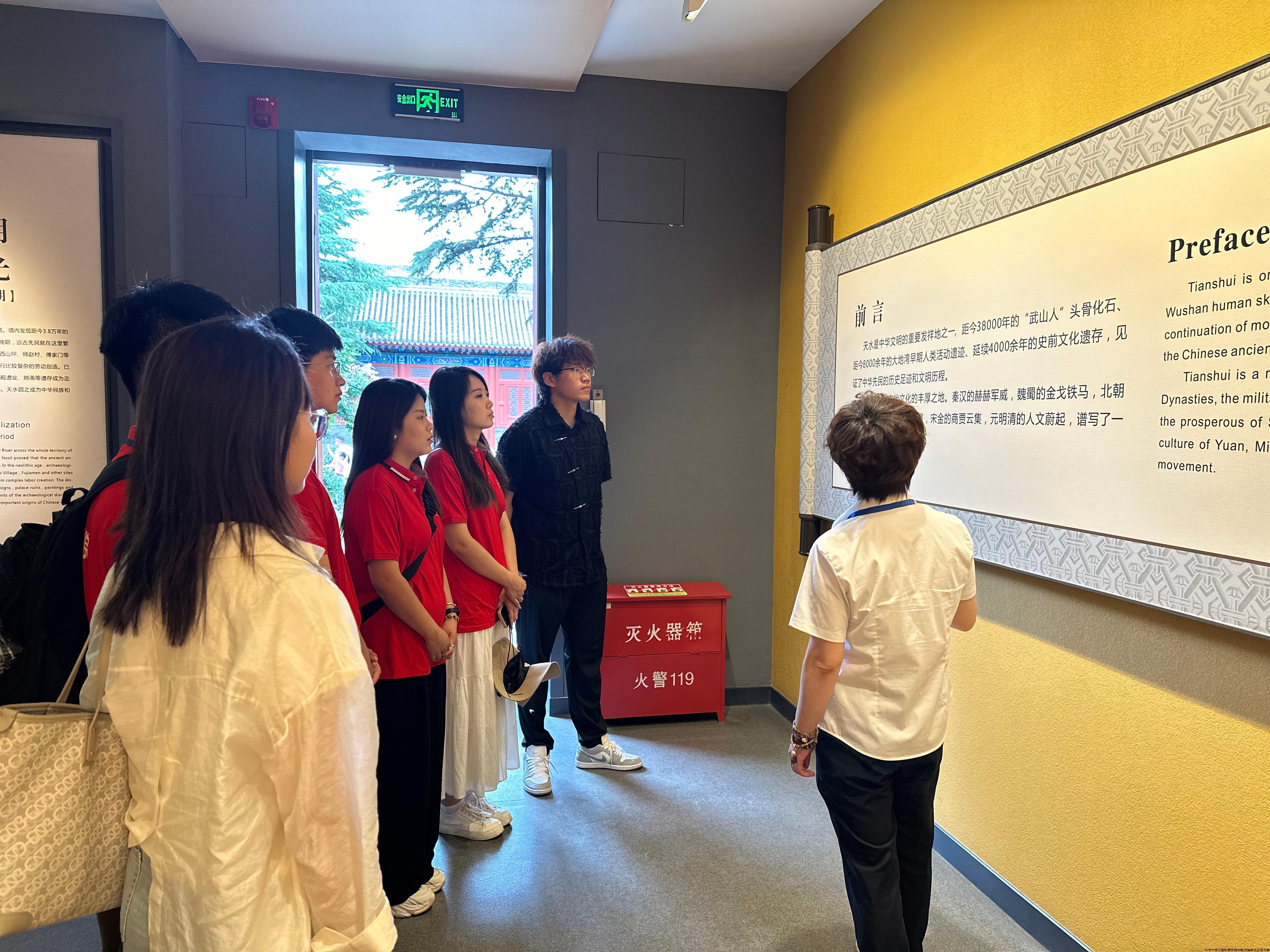 图3 实践队员在天水市博物馆聆听讲解.jpg