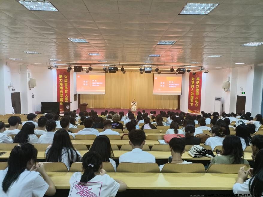 经济管理学院第三党支部书记兼团总支书记李映领学.png