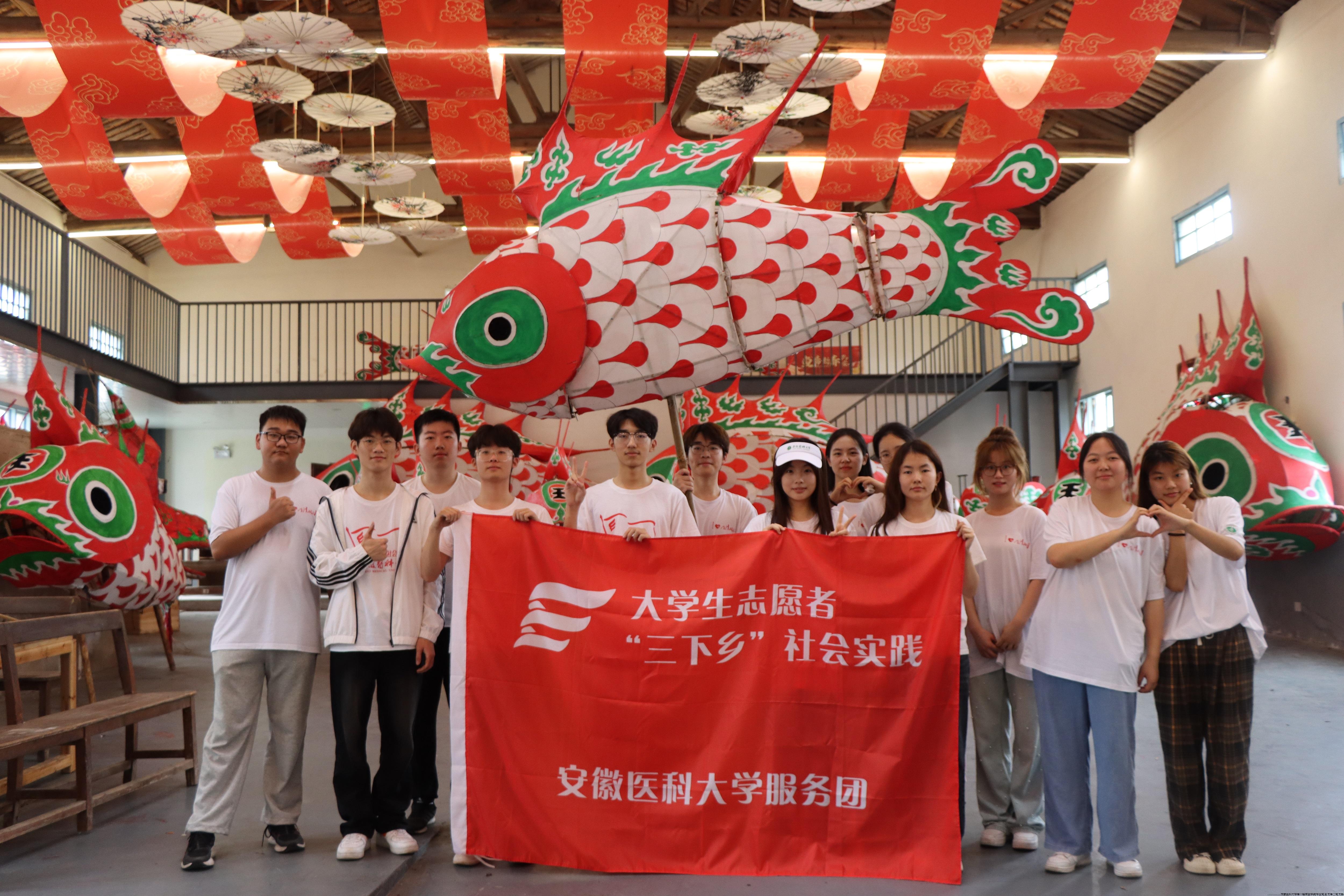 21.实践队员走进汪满田“鱼灯工坊”参观学习.JPG