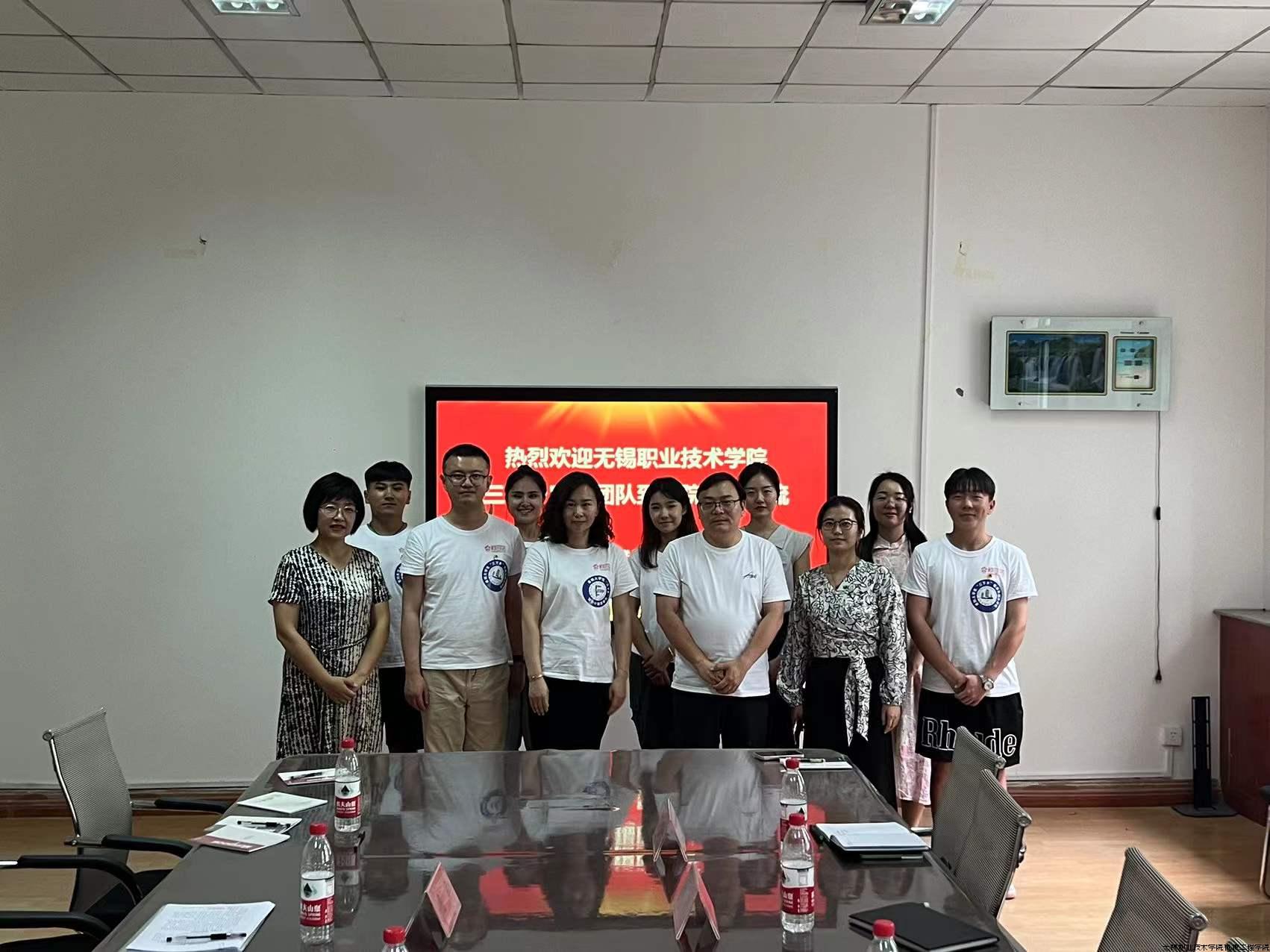 与新疆农业大学马克思学院师生座谈.jpg