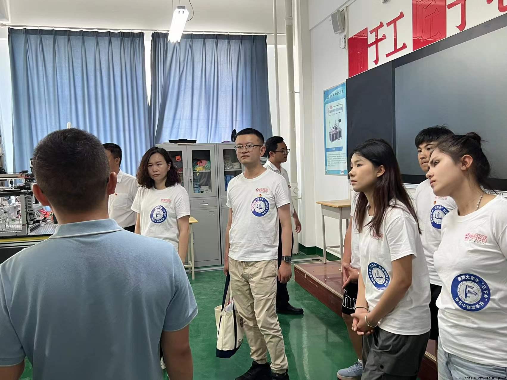 参观昌吉职业技术学院实训室.jpg