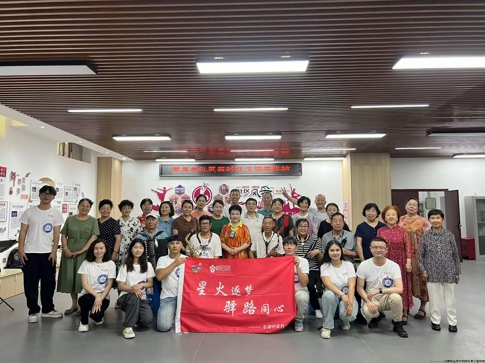 与固原巷社区合唱团合影.jpg