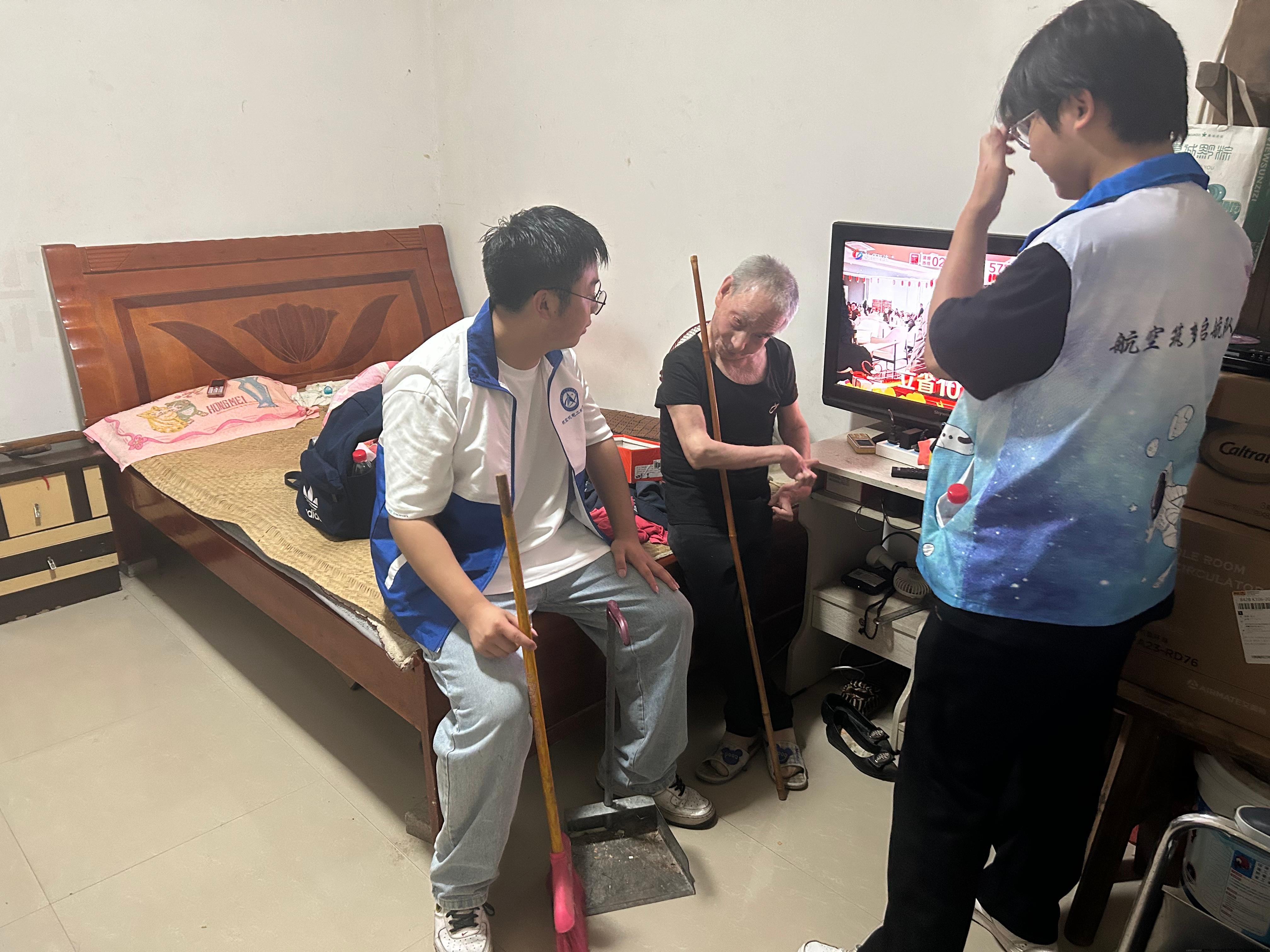 关爱老人.jpg