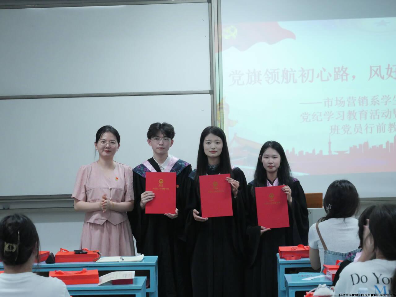 颁发聘书.jpg