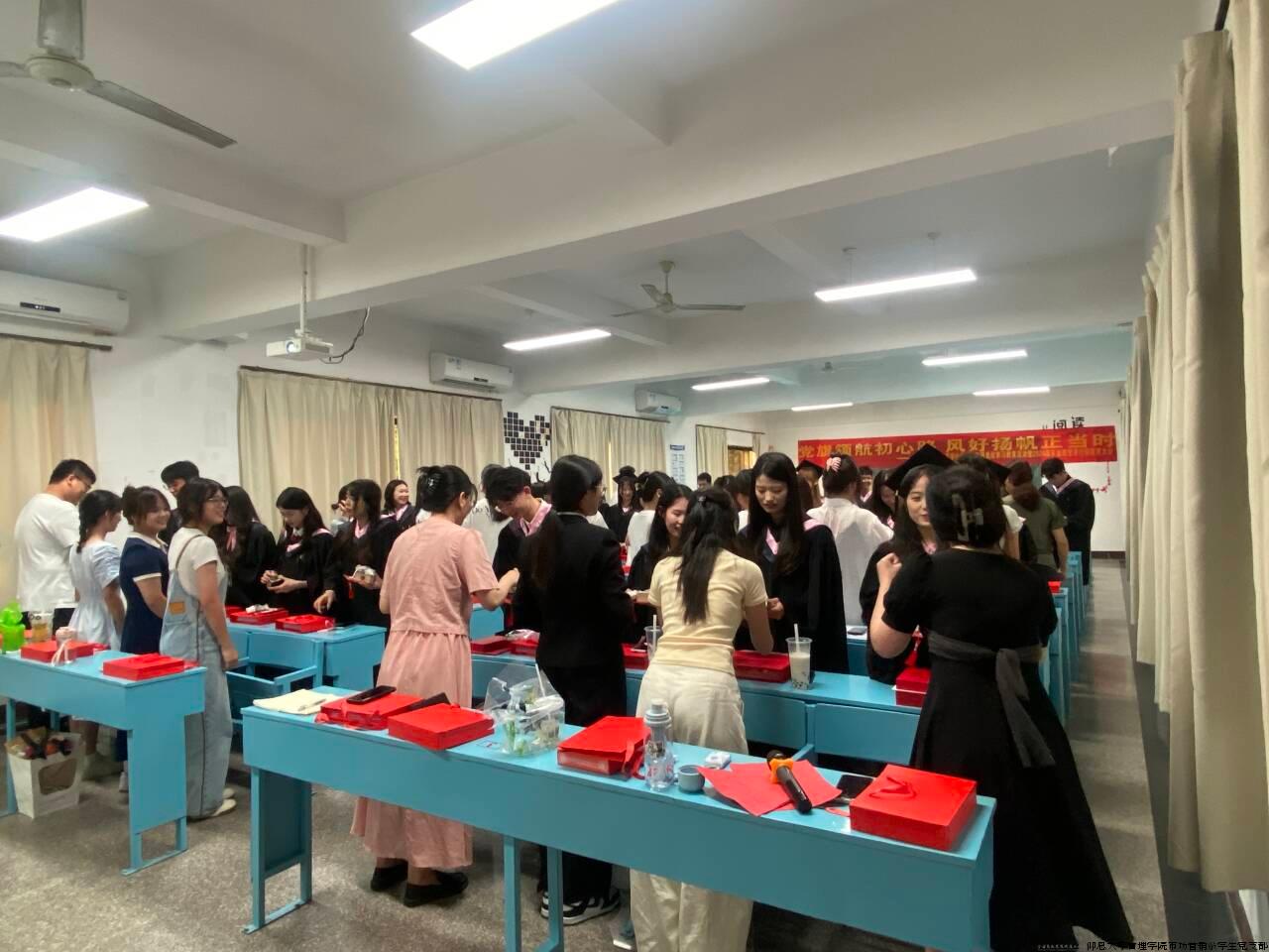 送纪念礼物.jpg