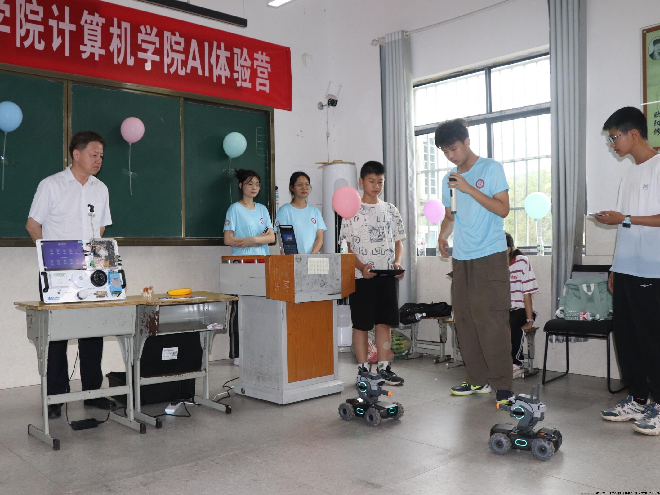 图为志愿者讲解机甲大师。韩志鹏 供图.jpg