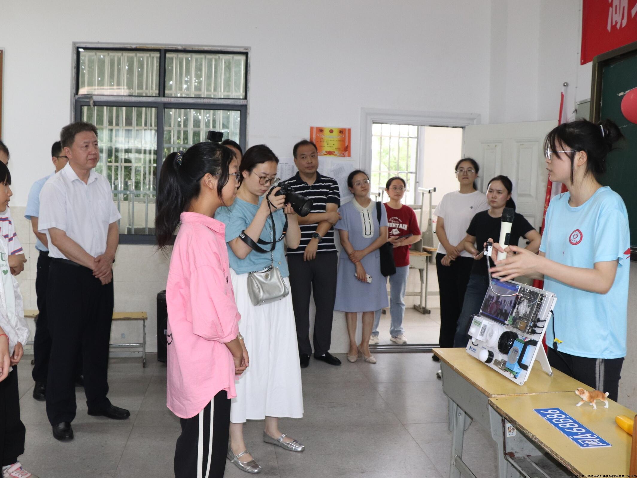 图为志愿者讲解计算机视觉系统。韩志鹏 供图.jpg